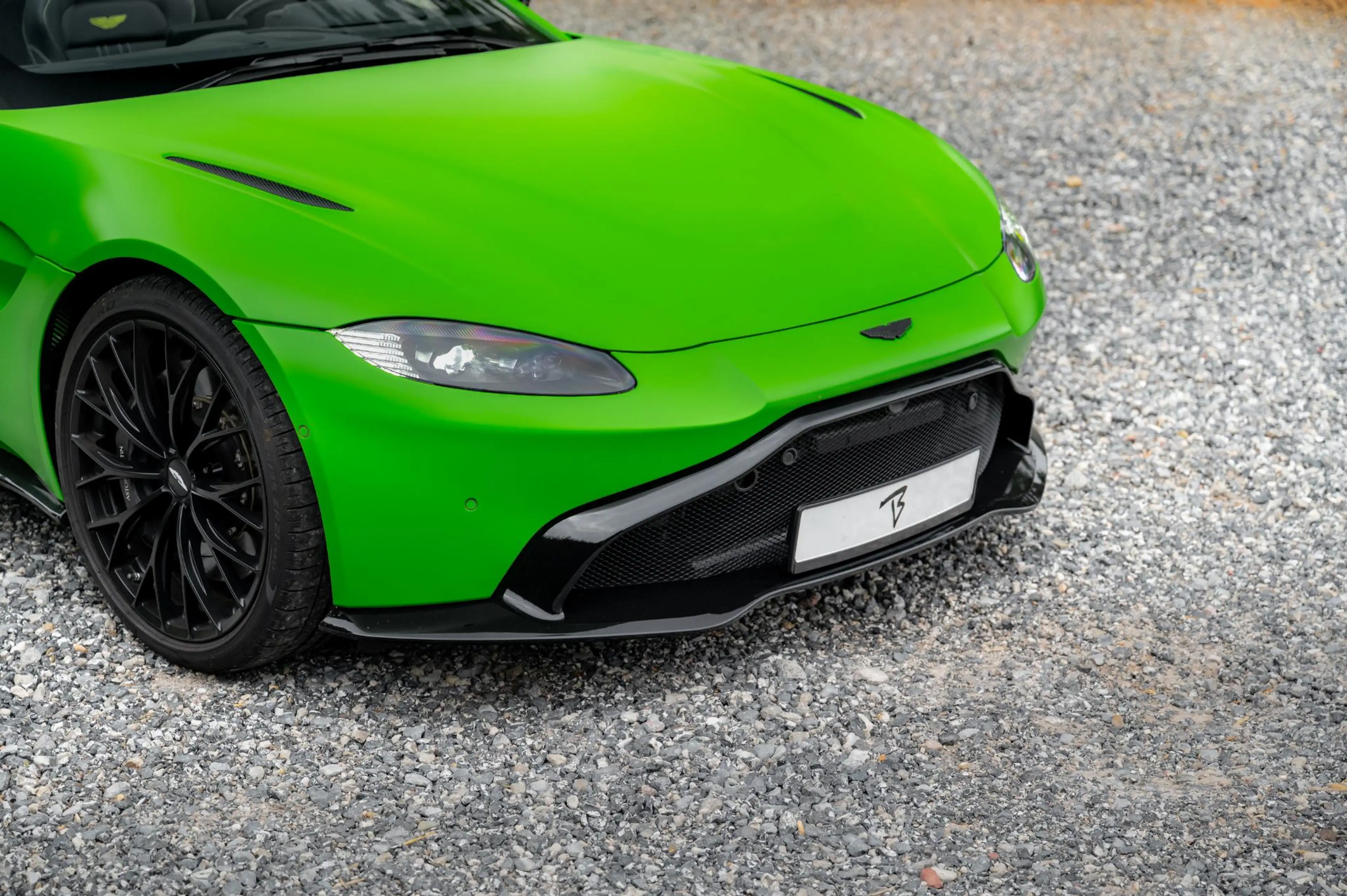 Aston Martin Vantage Roadster 4.0 V8 510pk | Kermit Green — photo 22