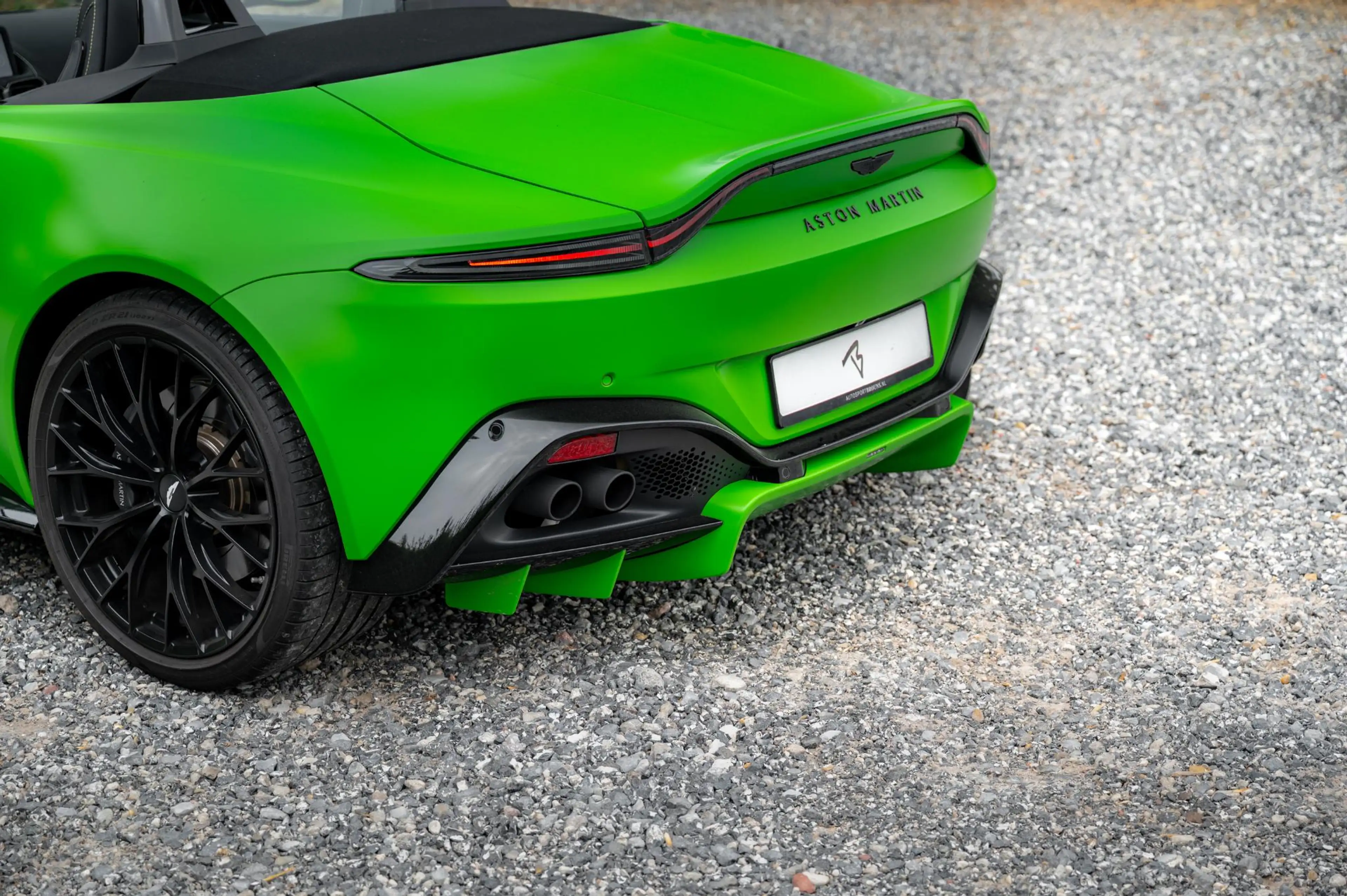 Aston Martin Vantage Roadster 4.0 V8 510pk | Kermit Green — photo 28