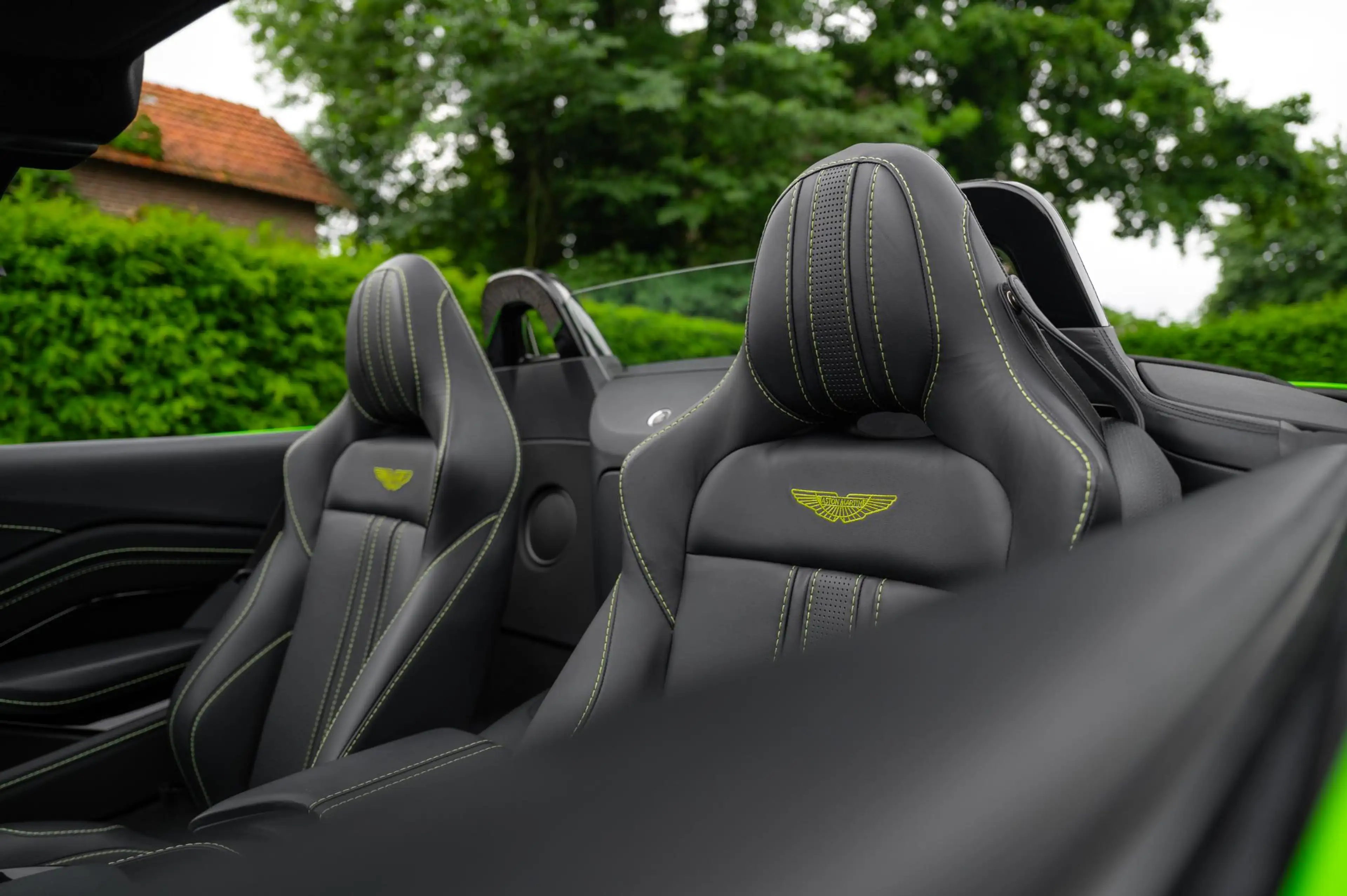 Aston Martin Vantage Roadster 4.0 V8 510pk | Kermit Green — photo 7