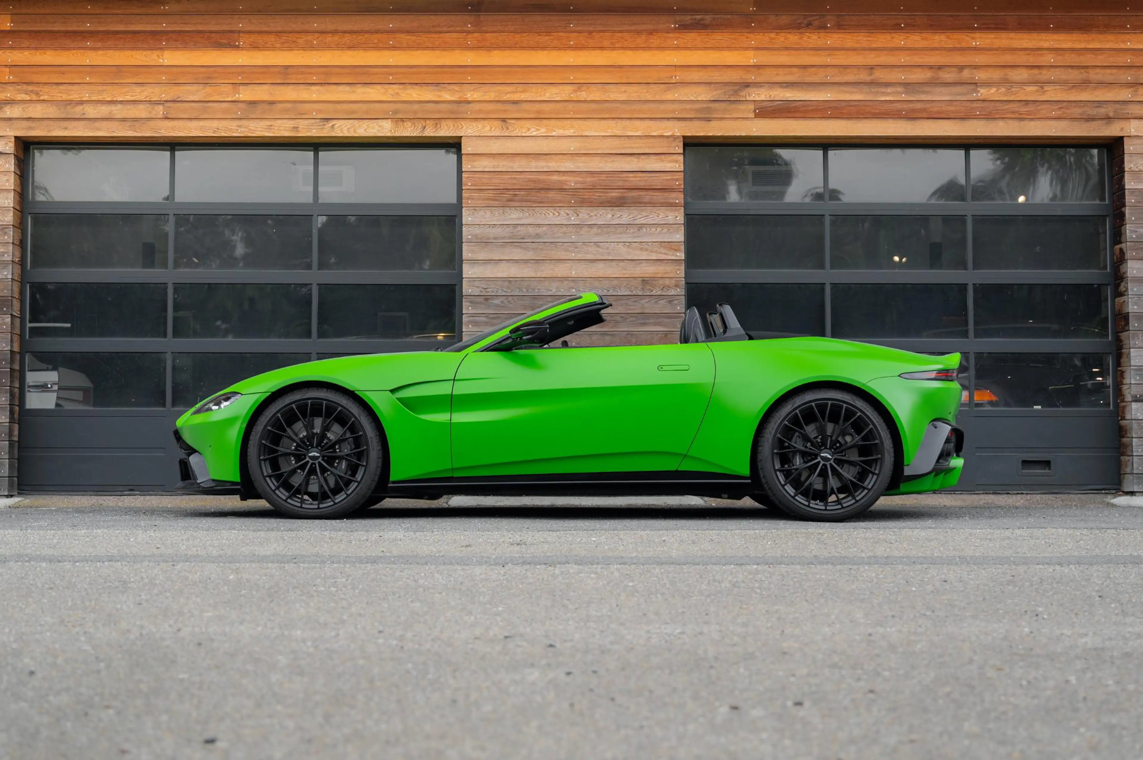 Aston Martin Vantage Roadster 4.0 V8 510pk | Kermit Green — photo 2