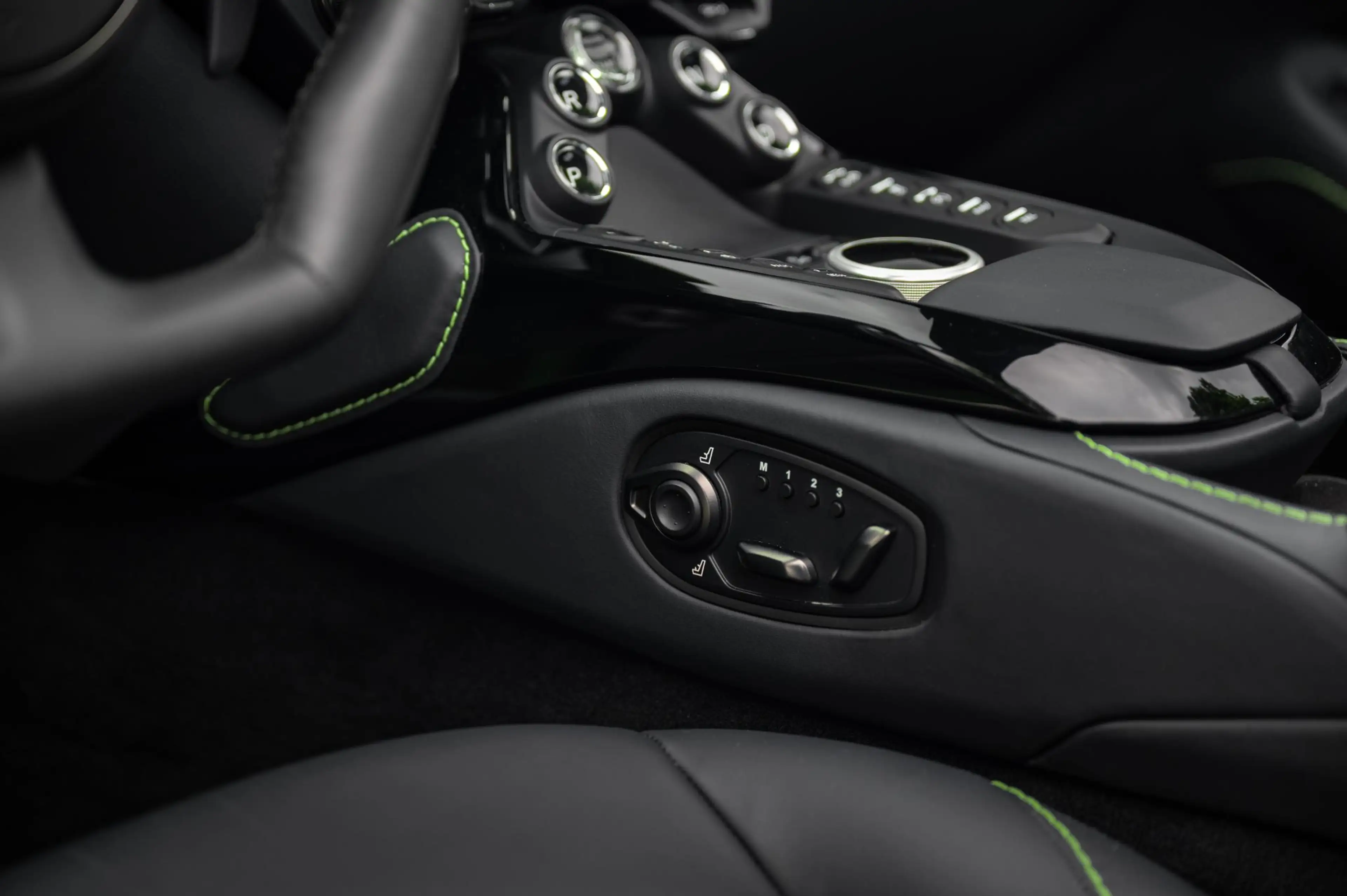 Aston Martin Vantage Roadster 4.0 V8 510pk | Kermit Green — photo 8