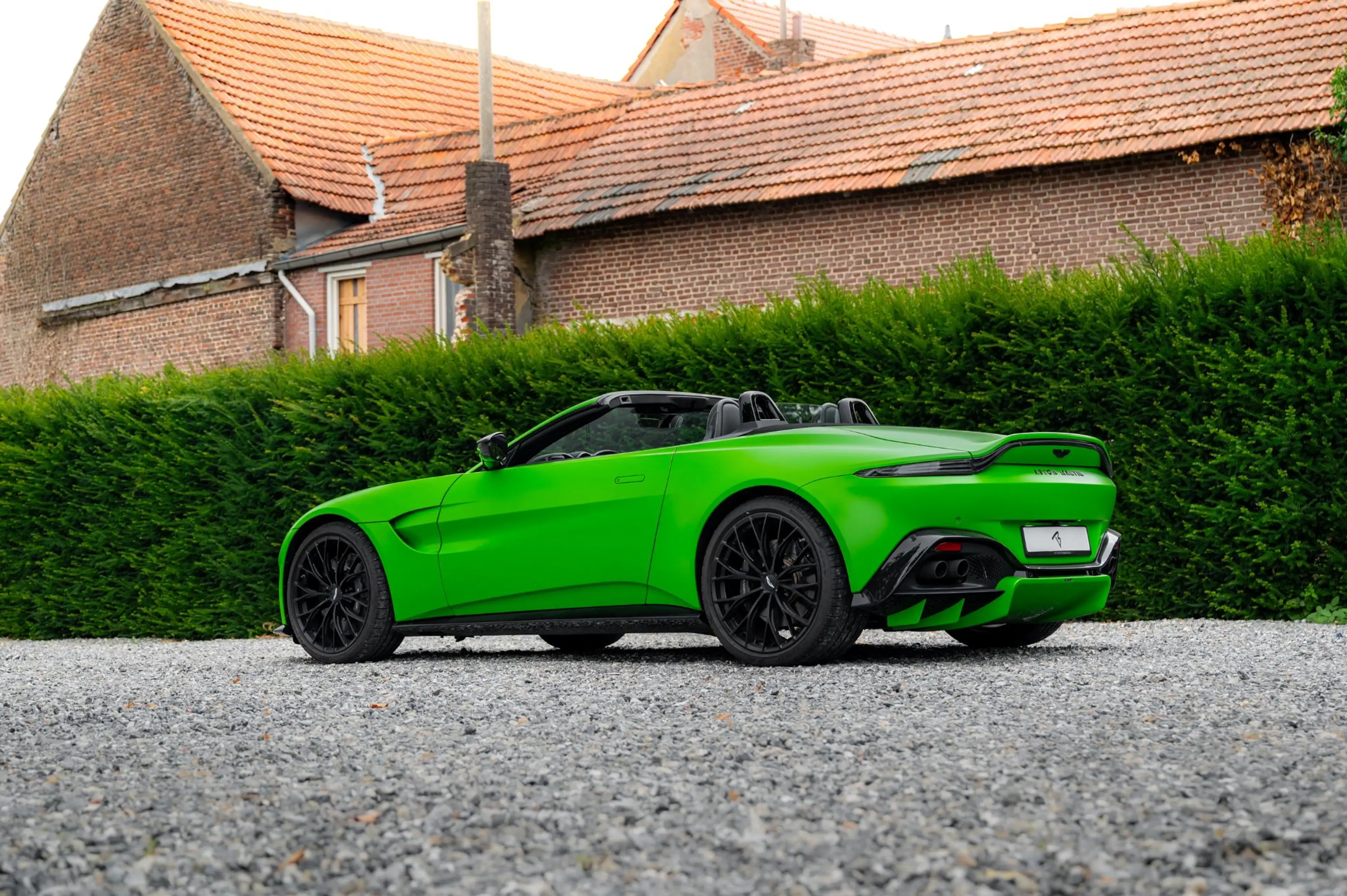 Aston Martin Vantage Roadster 4.0 V8 510pk | Kermit Green — photo 26