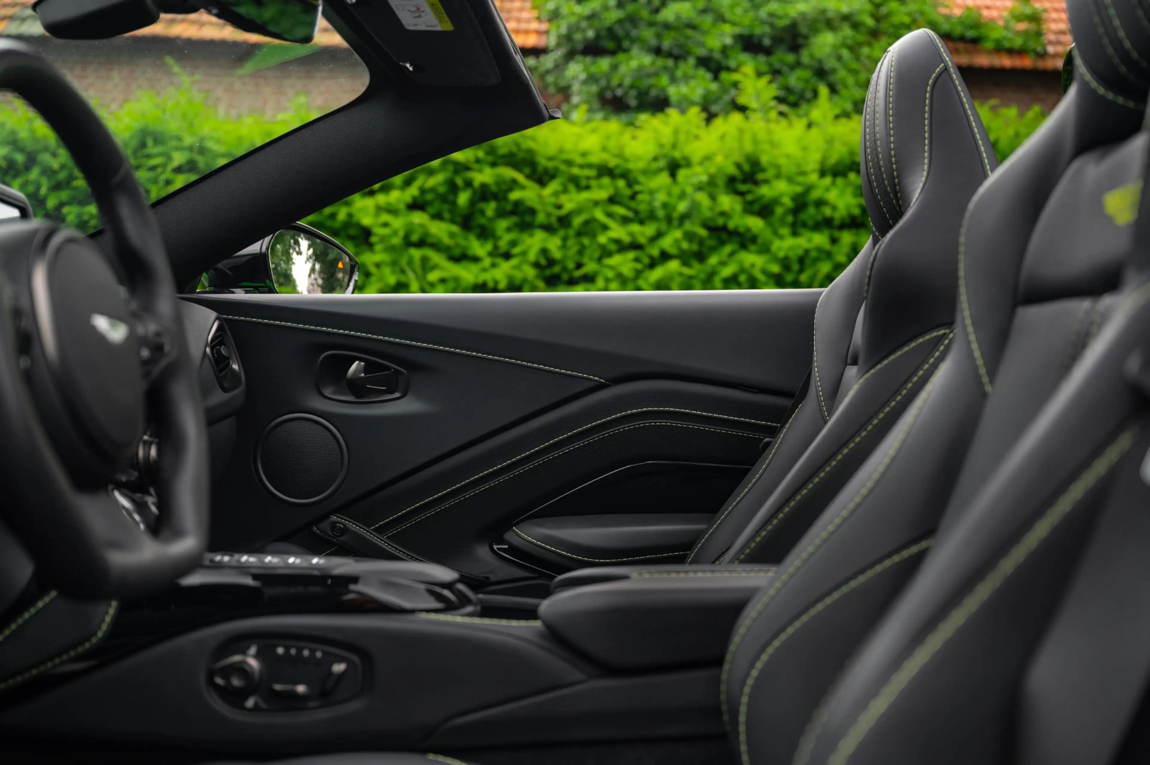Aston Martin Vantage Roadster 4.0 V8 510pk | Kermit Green — photo 19