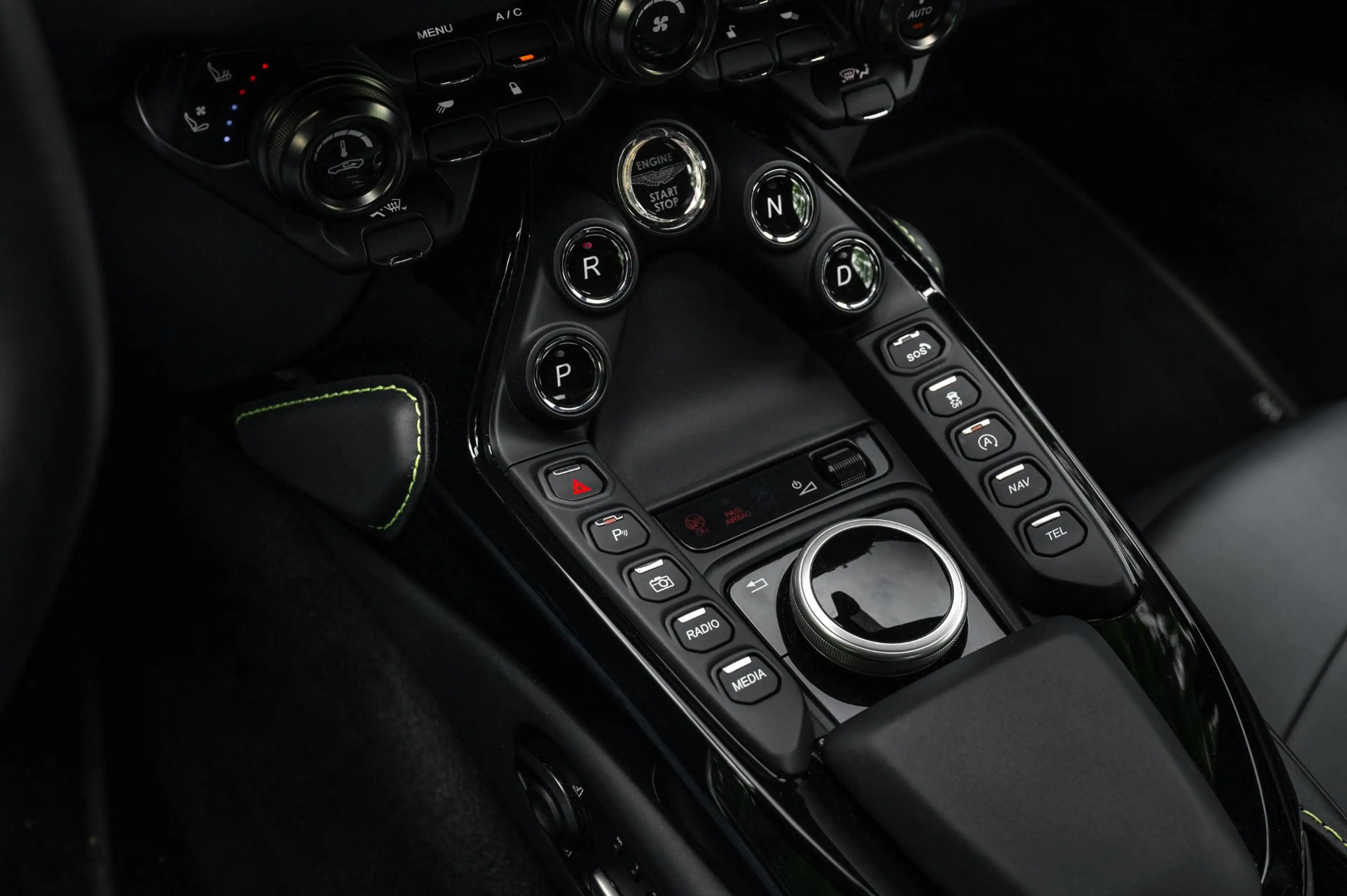 Aston Martin Vantage Roadster 4.0 V8 510pk | Kermit Green — photo 16