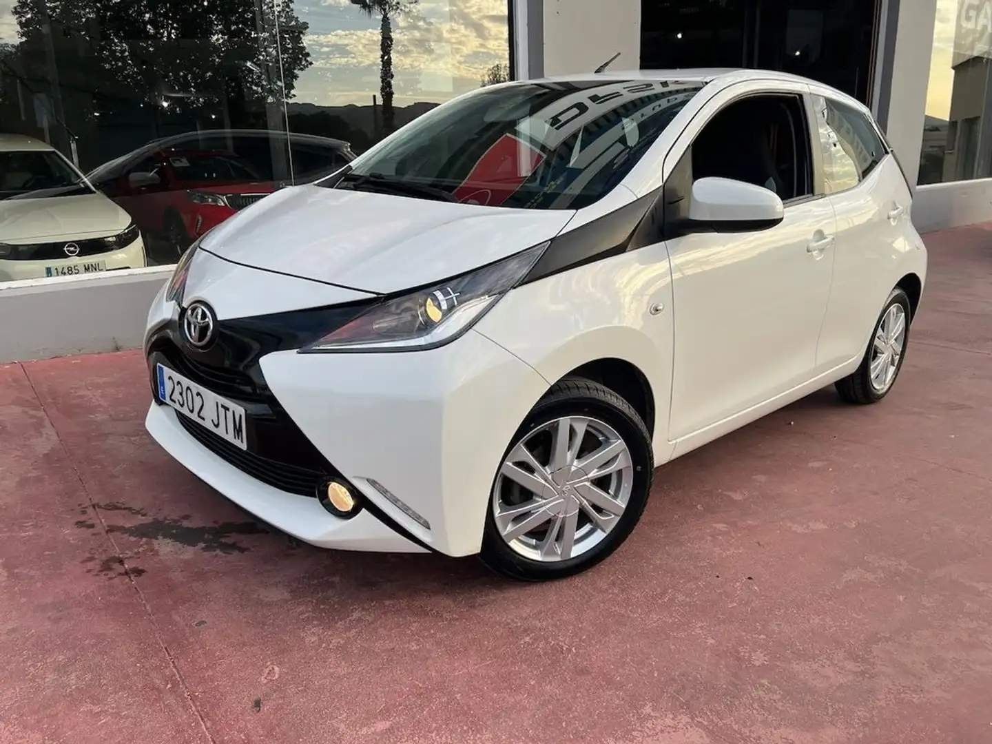 Toyota Aygo 1.0 70 x-play Blanco - 2