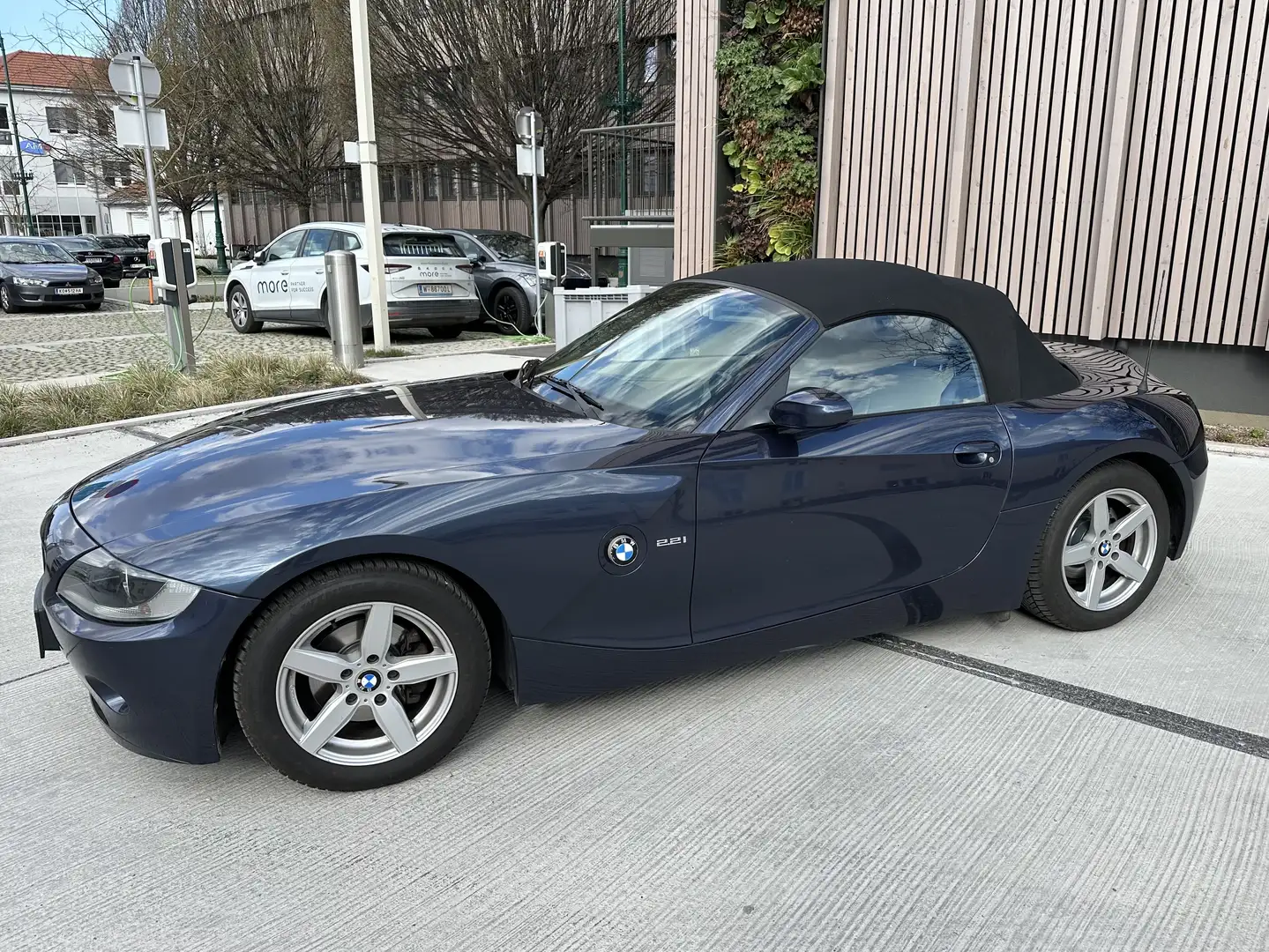 BMW Z4 Cabrio 2,2 E85, dunkelblau, Leder beige, Holzdeko Blau - 2