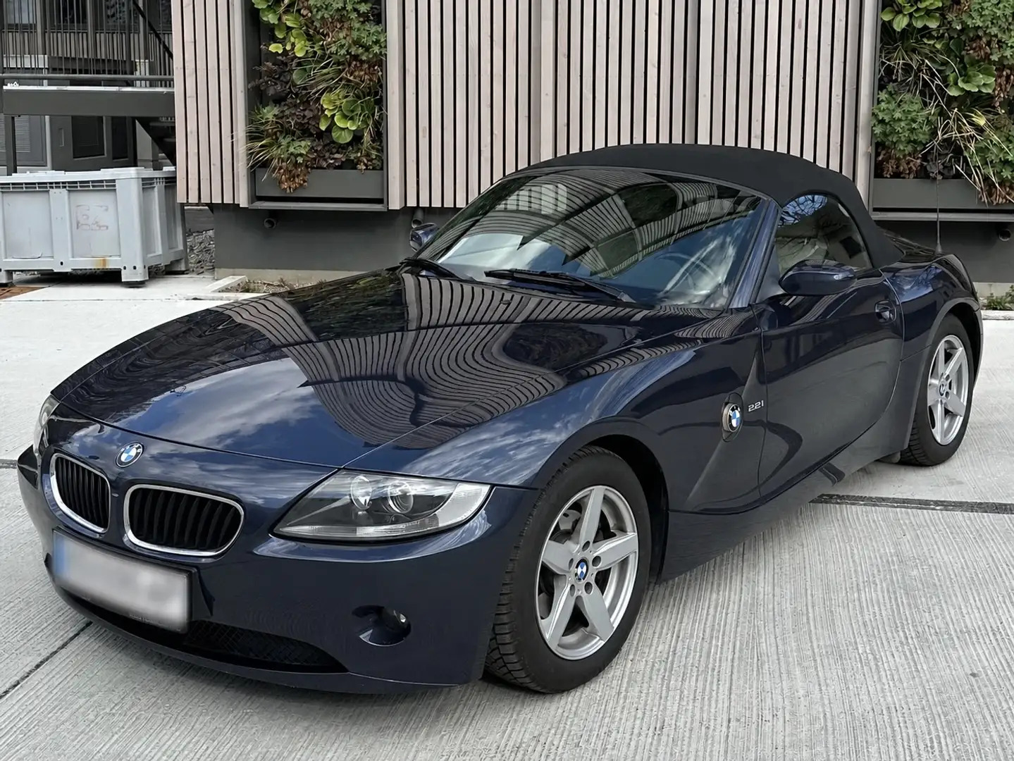 BMW Z4 Cabrio 2,2 E85, dunkelblau, Leder beige, Holzdeko Blau - 1