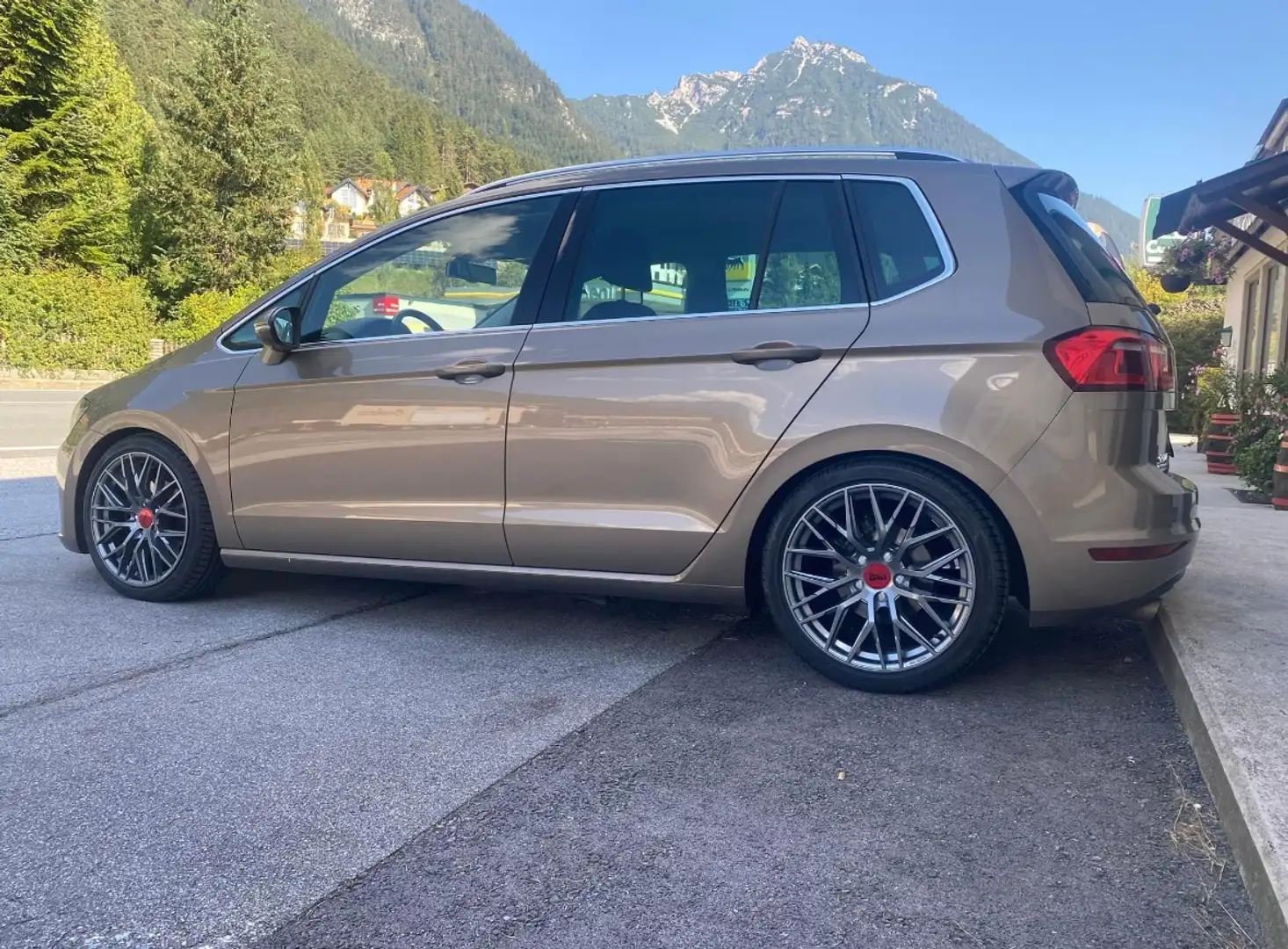 Volkswagen Golf Sportsvan Sky 1,6 BMT TDI DSG Gold - 2