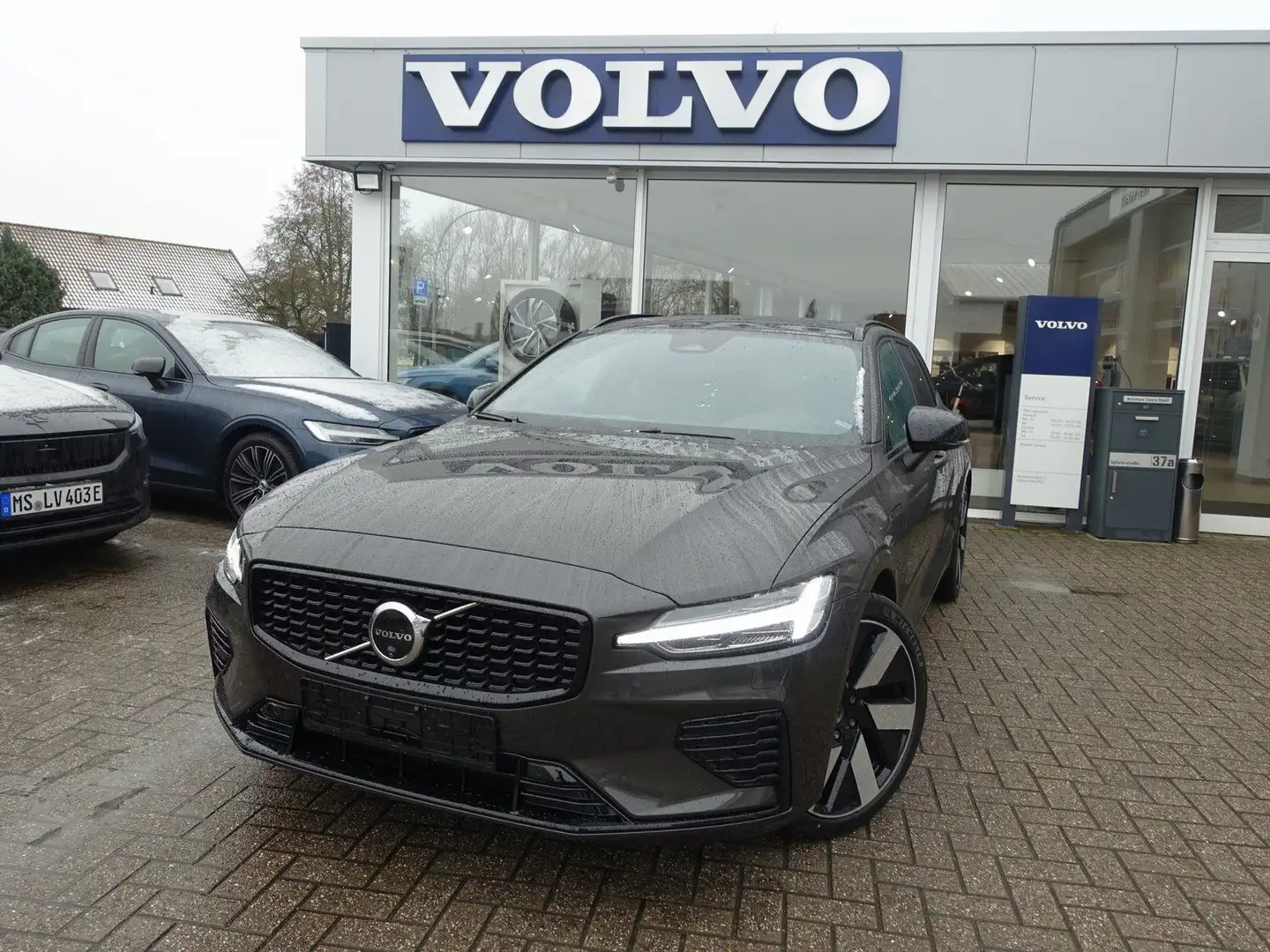 Volvo V60 Plus DarkT6 AWD Plug-in Hybrid/H&K/Pano/360° Grau - 1