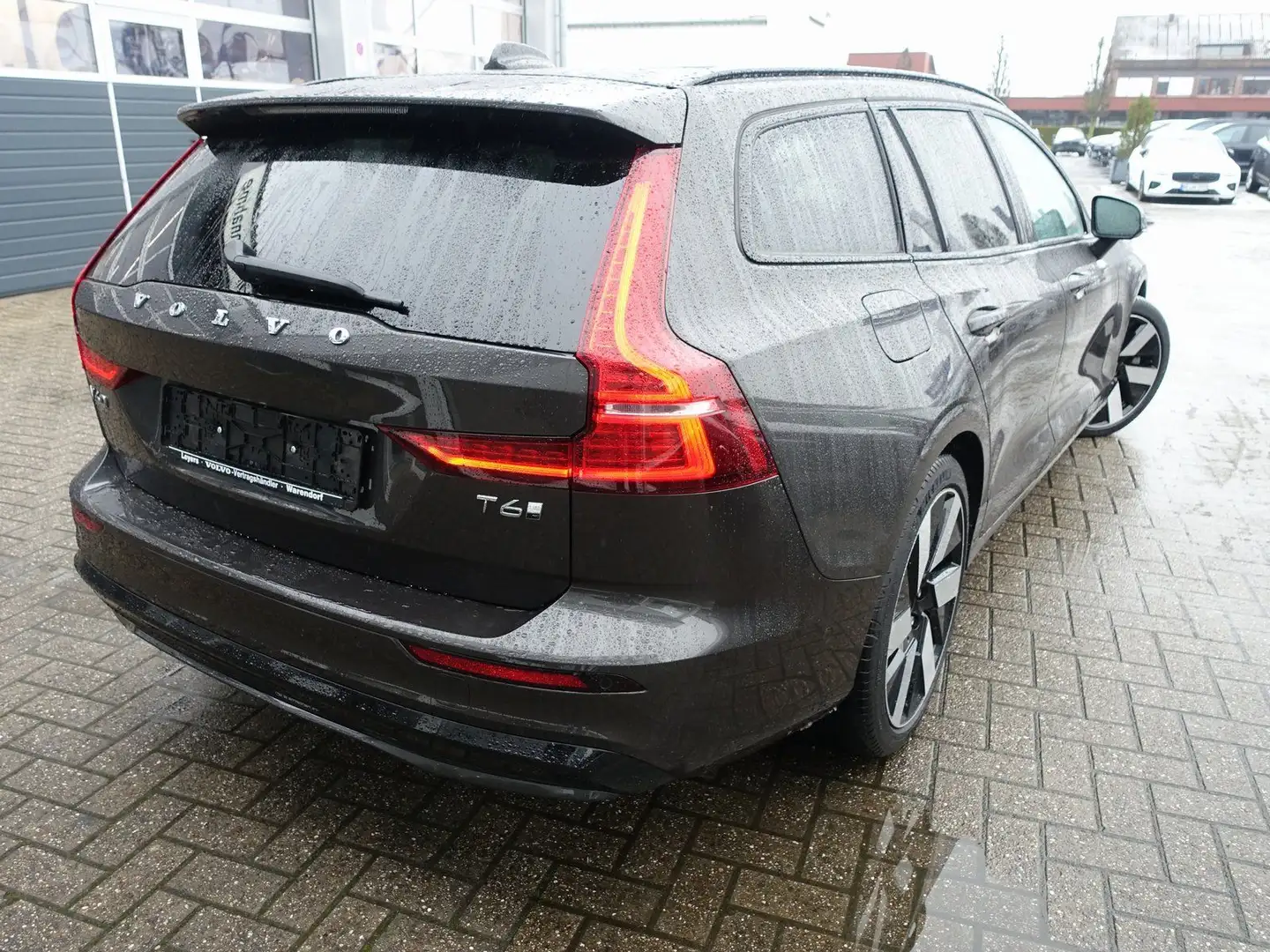 Volvo V60 Plus DarkT6 AWD Plug-in Hybrid/H&K/Pano/360° Grau - 2