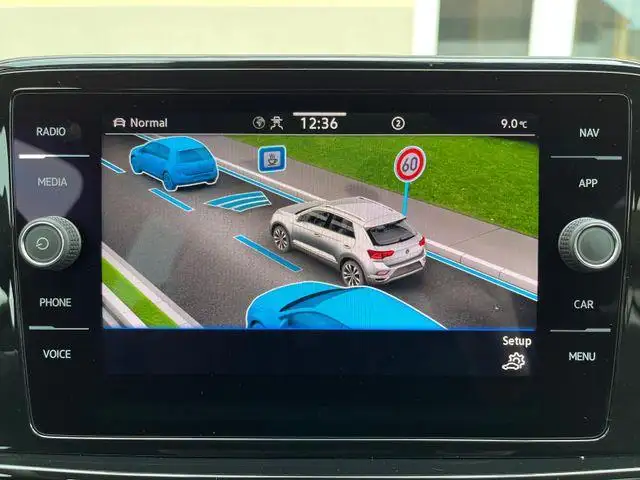 Volkswagen T-Roc view 12