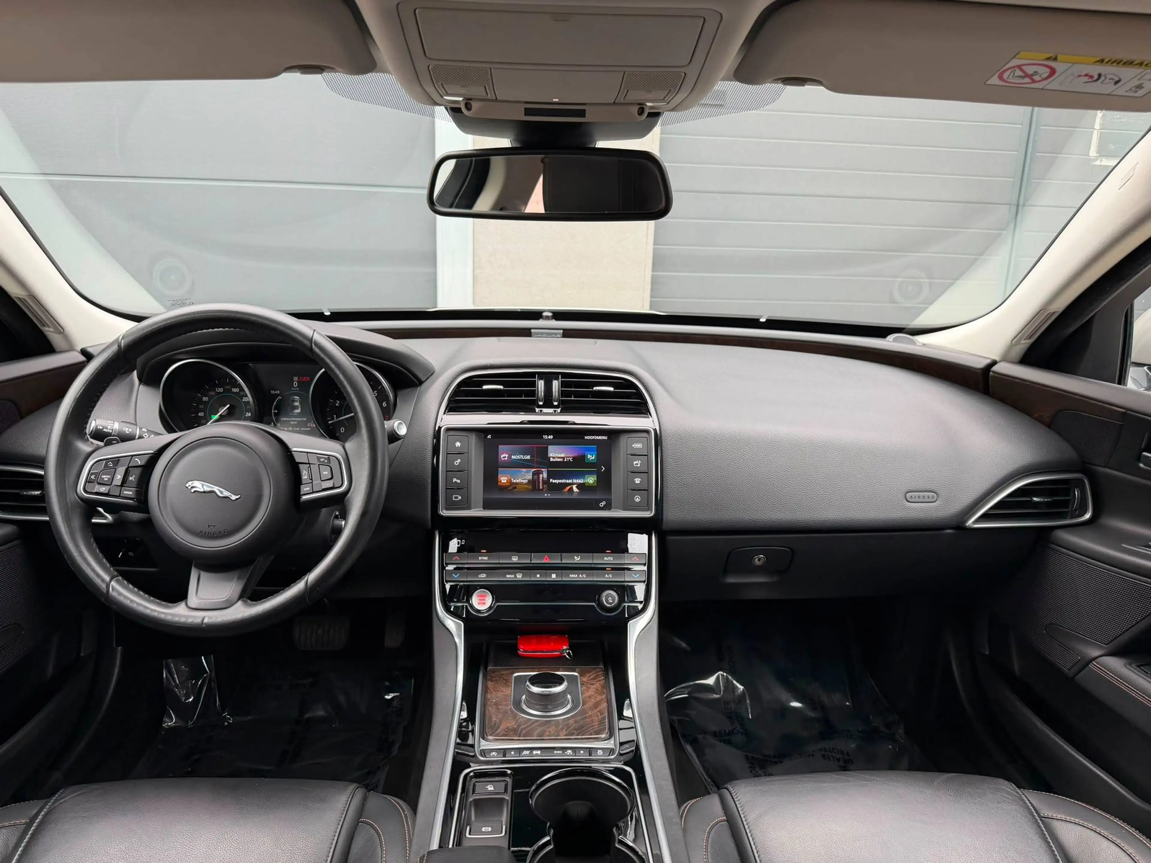 Jaguar XE XE 2.0 T Pure — photo 15