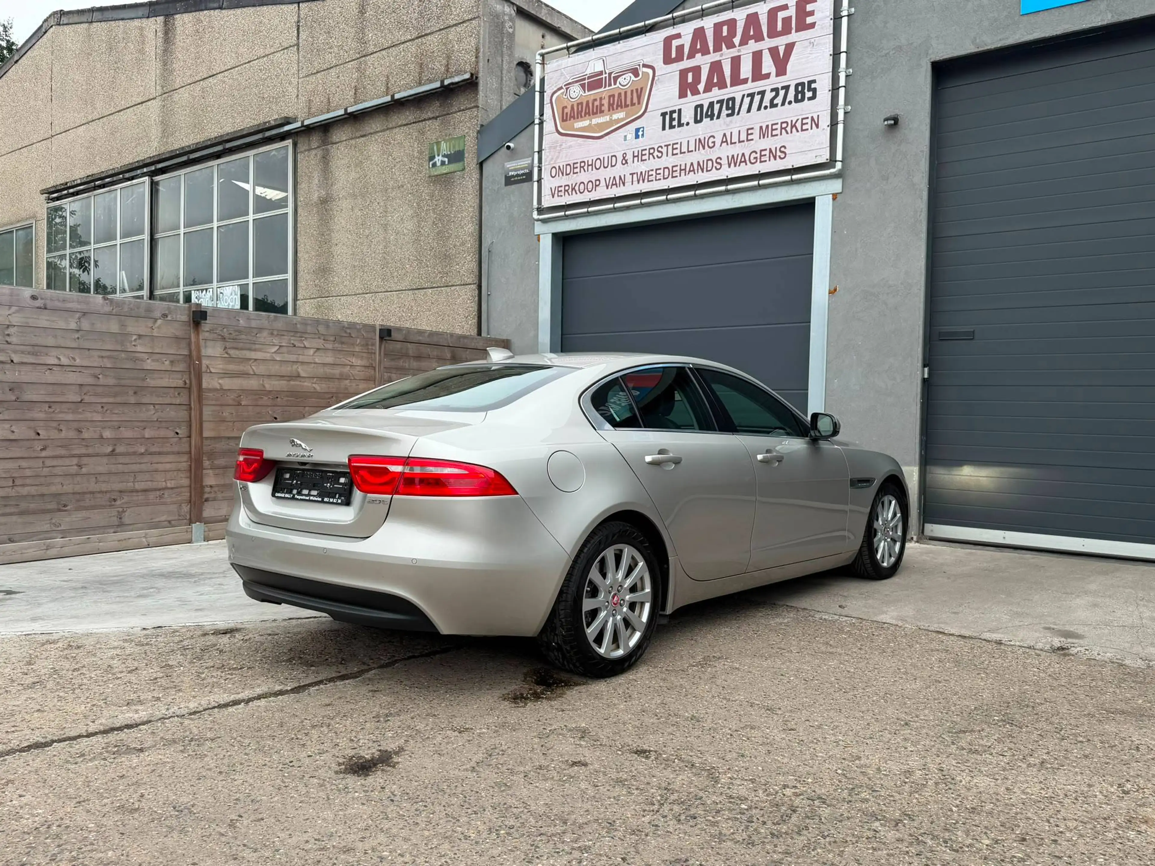 Jaguar XE XE 2.0 T Pure — photo 9