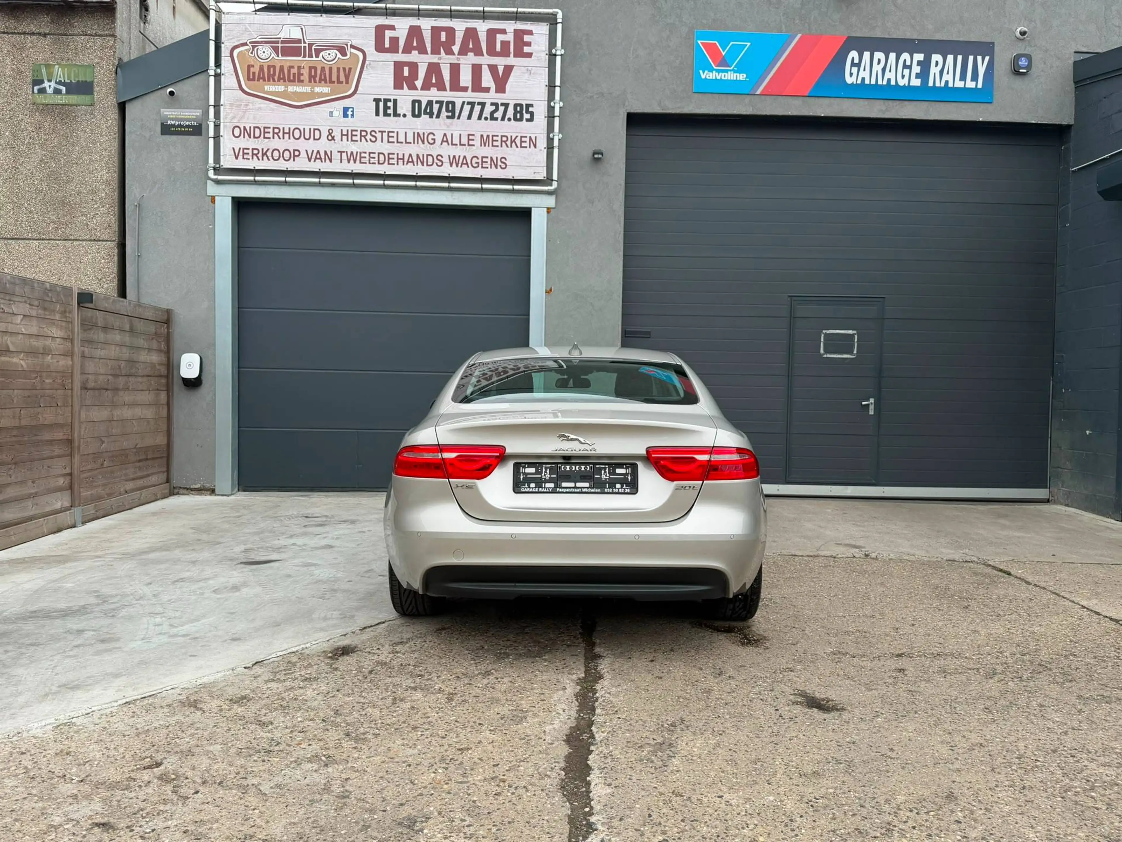 Jaguar XE XE 2.0 T Pure — photo 8