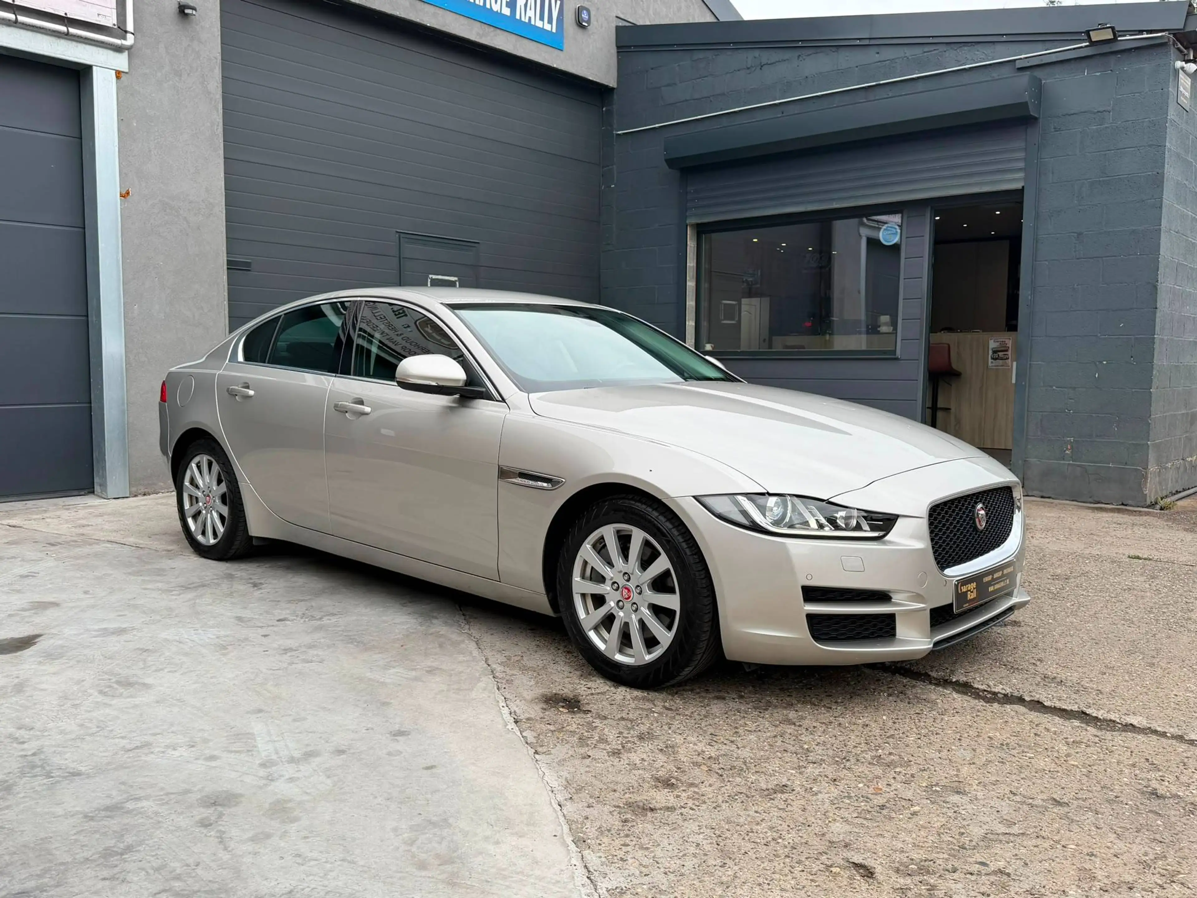 Jaguar XE XE 2.0 T Pure — photo 4