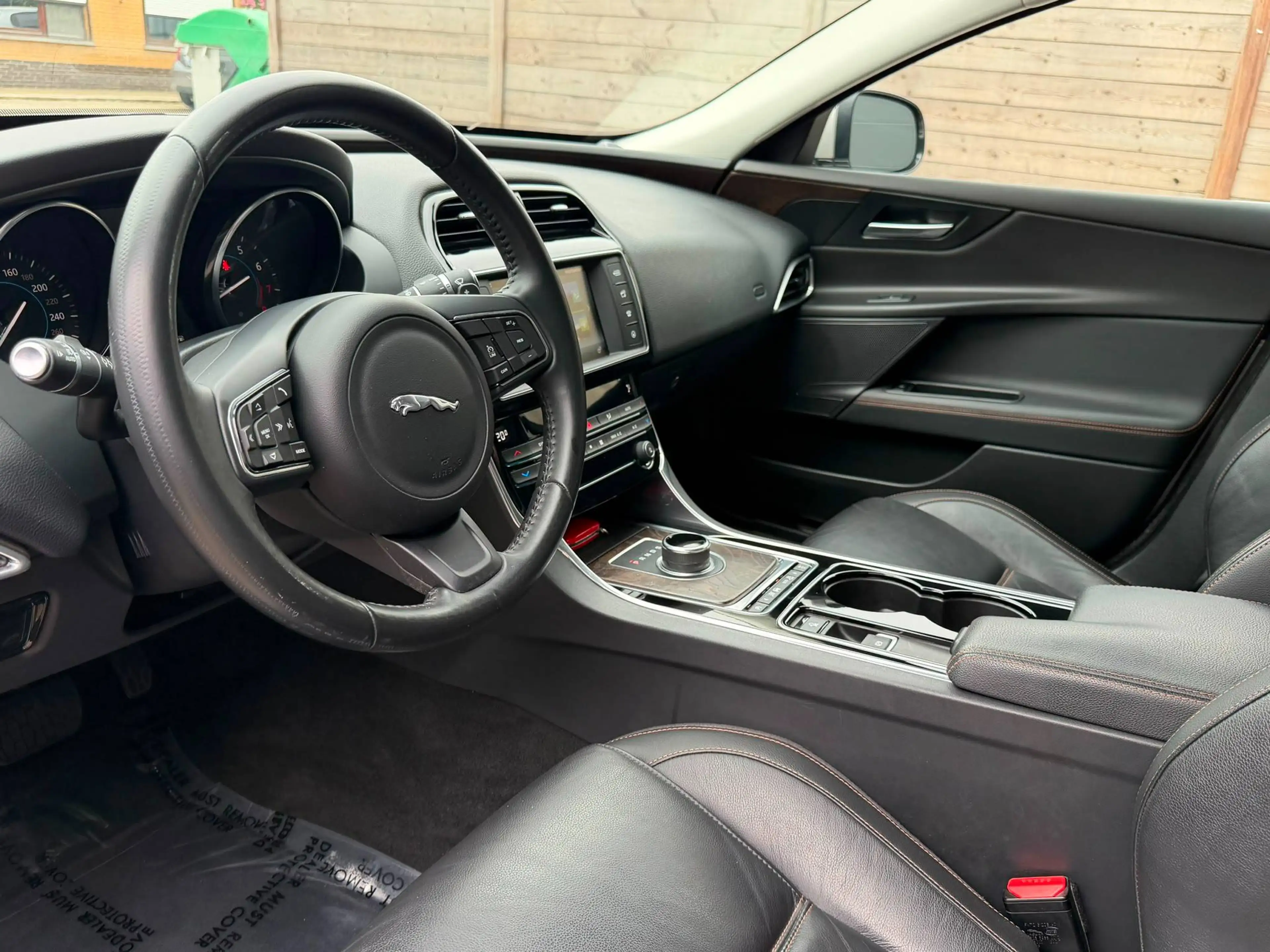 Jaguar XE XE 2.0 T Pure — photo 11