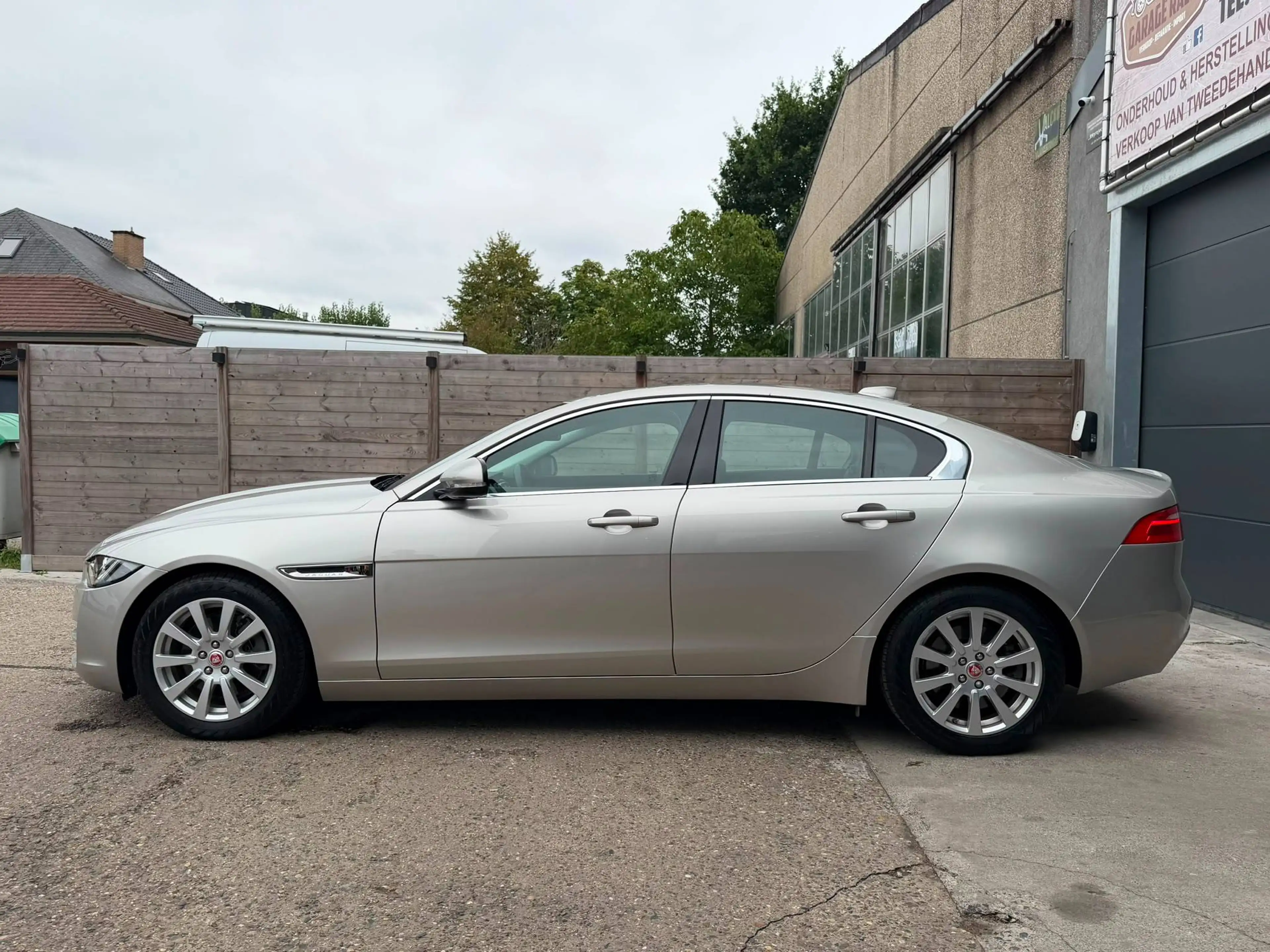 Jaguar XE XE 2.0 T Pure — photo 6