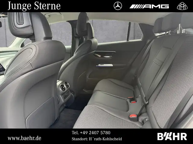 Mercedes-Benz 220 view 9