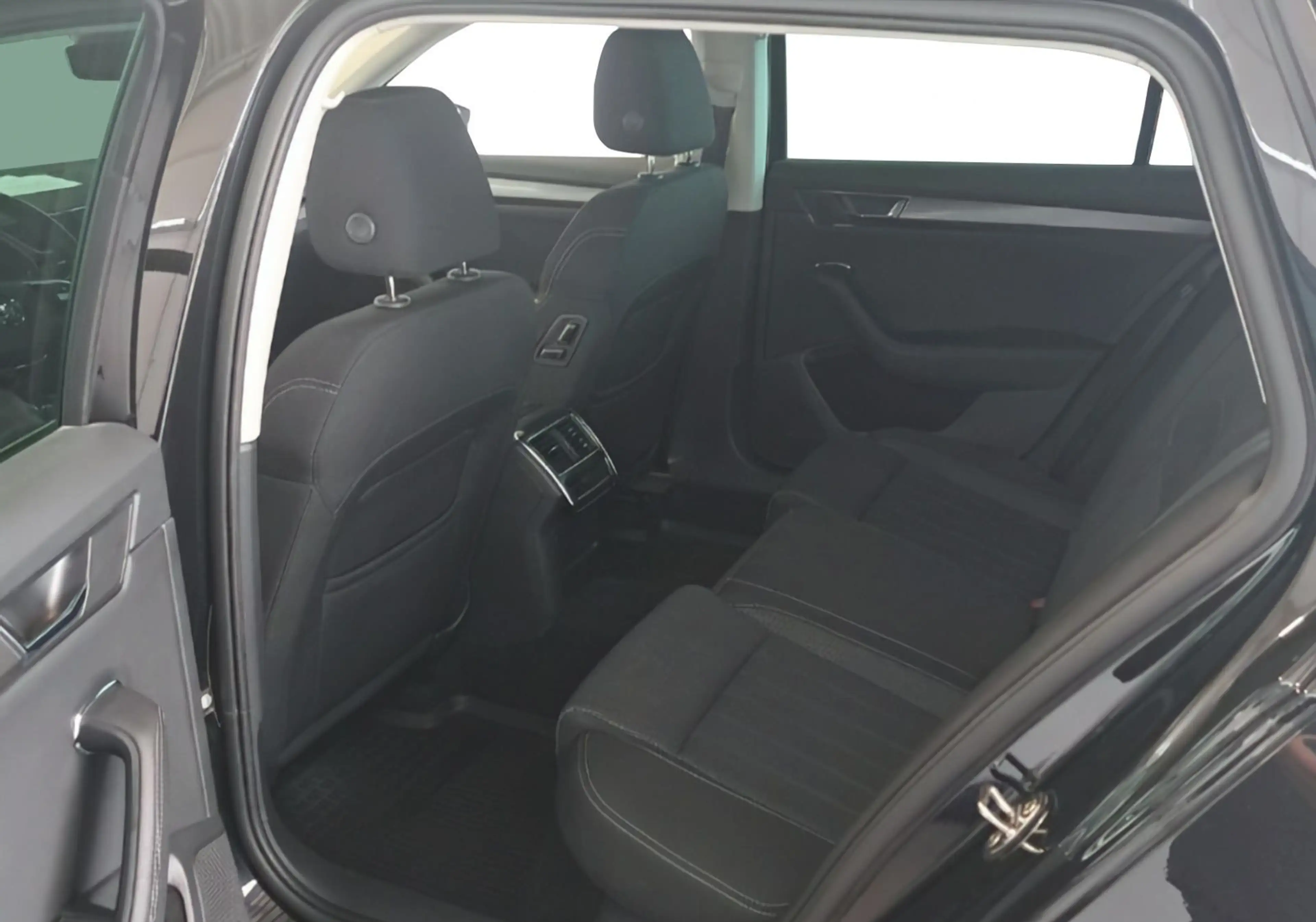Skoda Superb Combi Style 2.0 TDI DSG*NAVI*AHK*MATRIX*A — photo 7