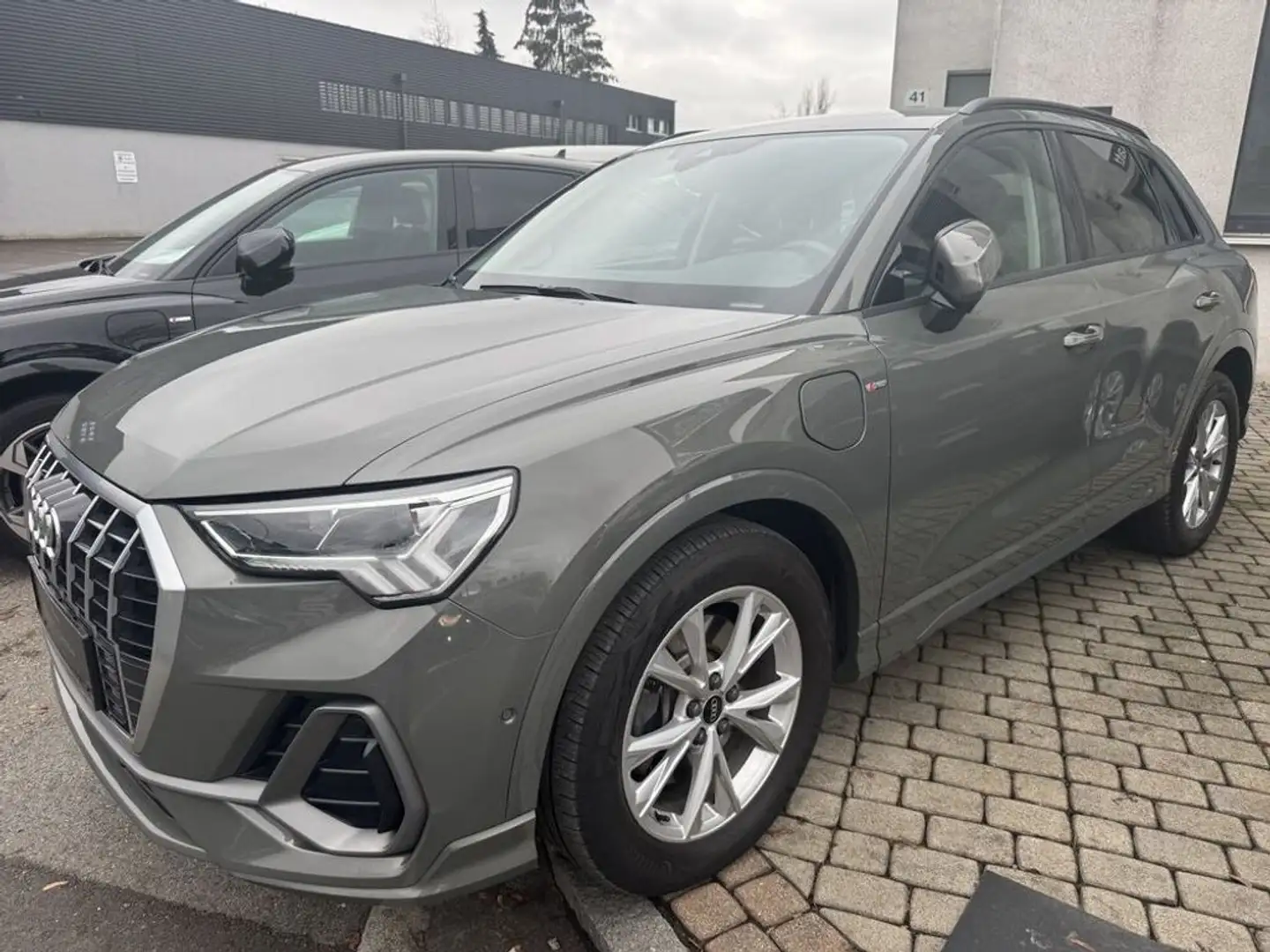 Audi Q3 45 TFSI e S line Hybrid mit 150/245 PS Grau - 1