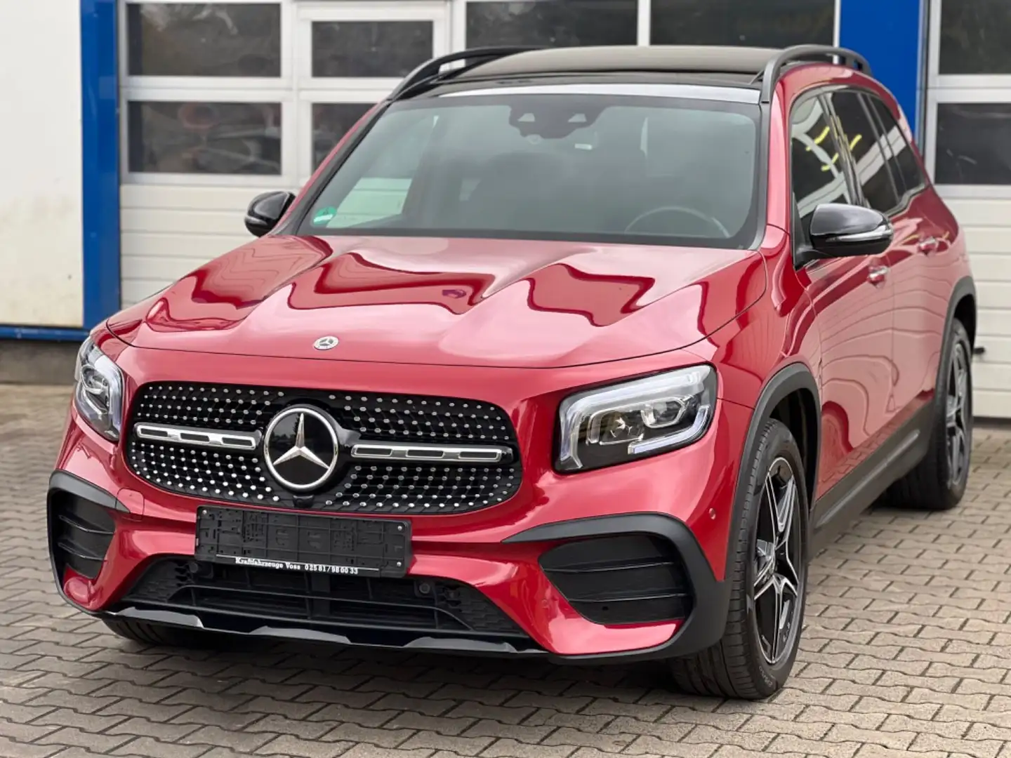 Mercedes-Benz GLB 200 4MATIC "AMG-LINE/PANO/AHK/DISTRONIC" Rouge - 2