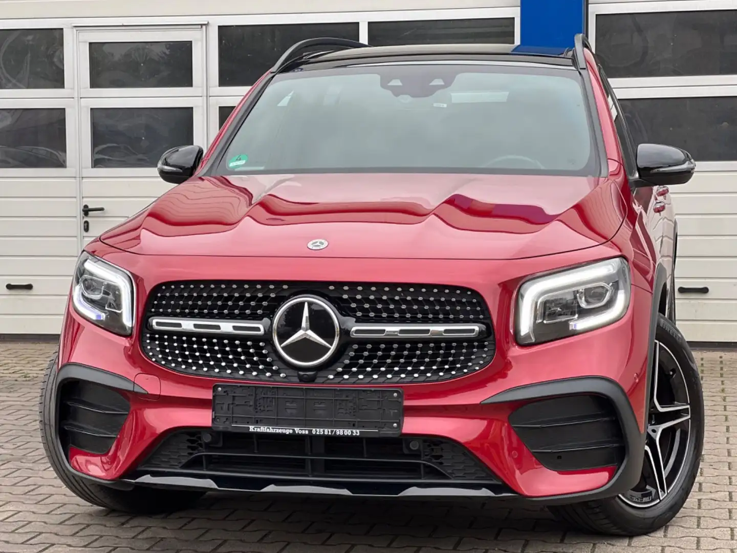 Mercedes-Benz GLB 200 4MATIC "AMG-LINE/PANO/AHK/DISTRONIC" Rouge - 1