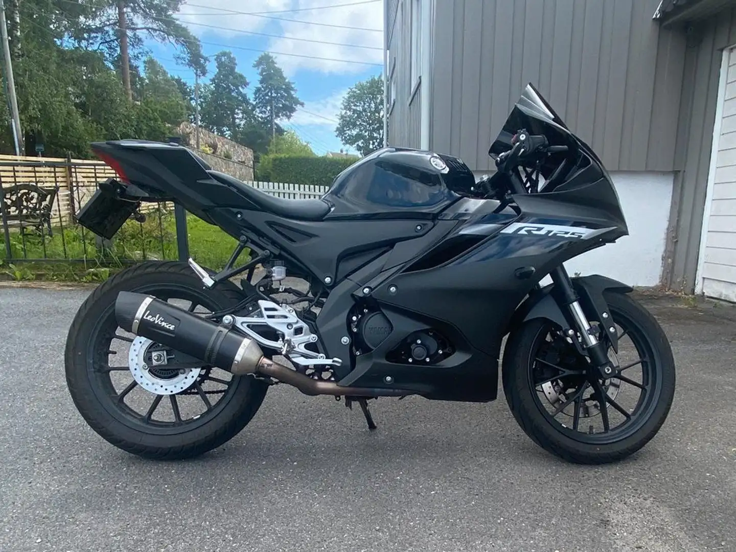 Yamaha YZF-R125 Schwarz - 1