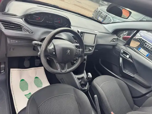 Peugeot 208 view 9
