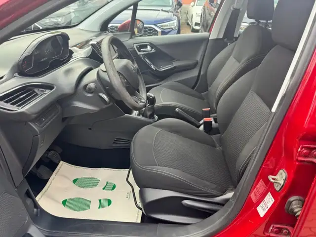 Peugeot 208 view 11