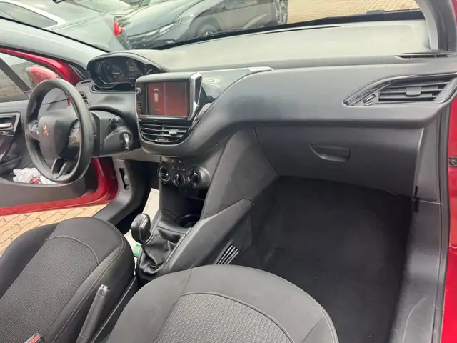 Peugeot 208 view 8