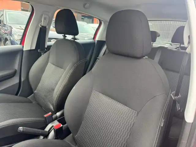 Peugeot 208 view 13