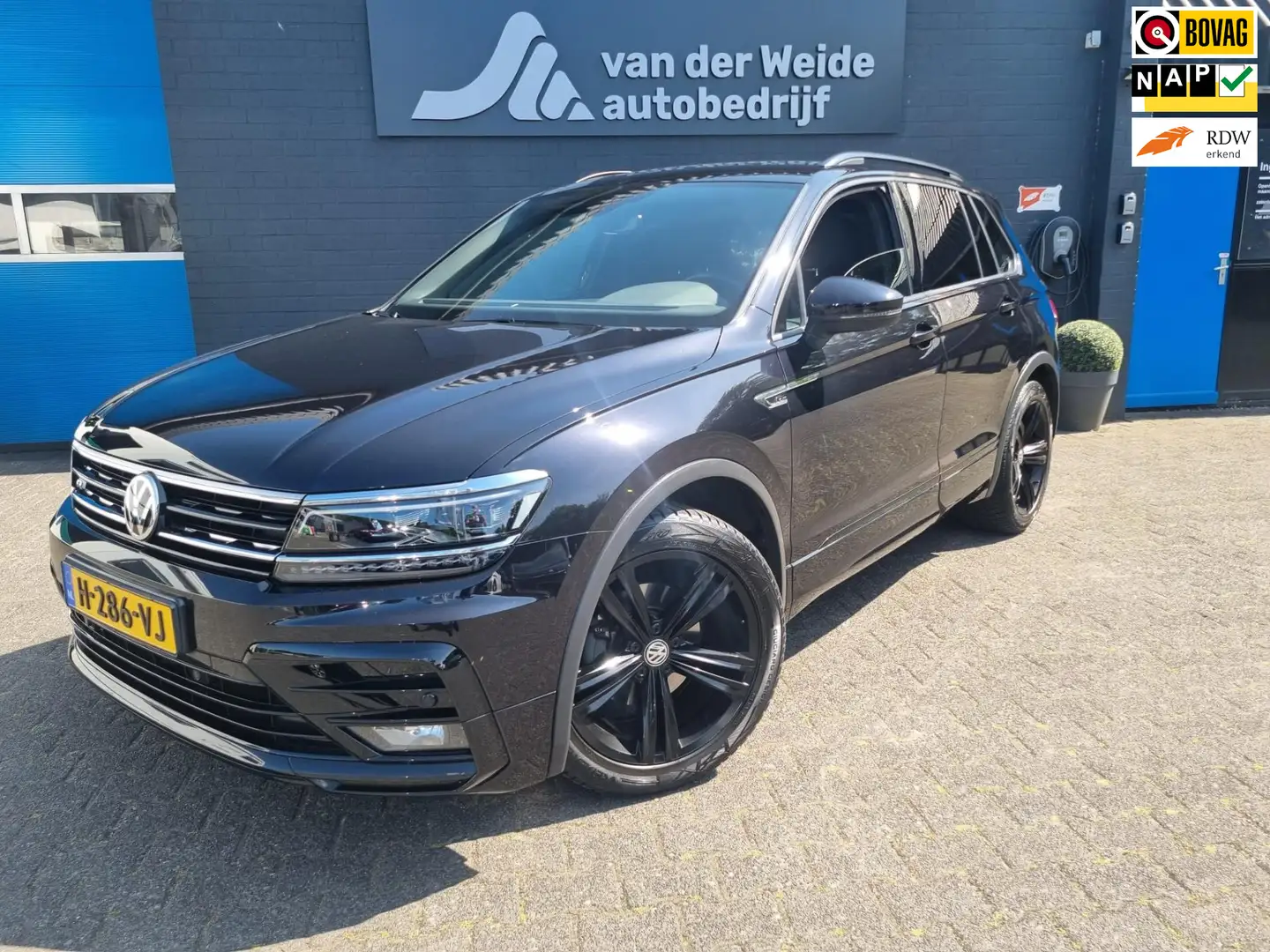 Volkswagen Tiguan 1.5 TSI ACT Highline Business R, Trekhaak Zwart - 1