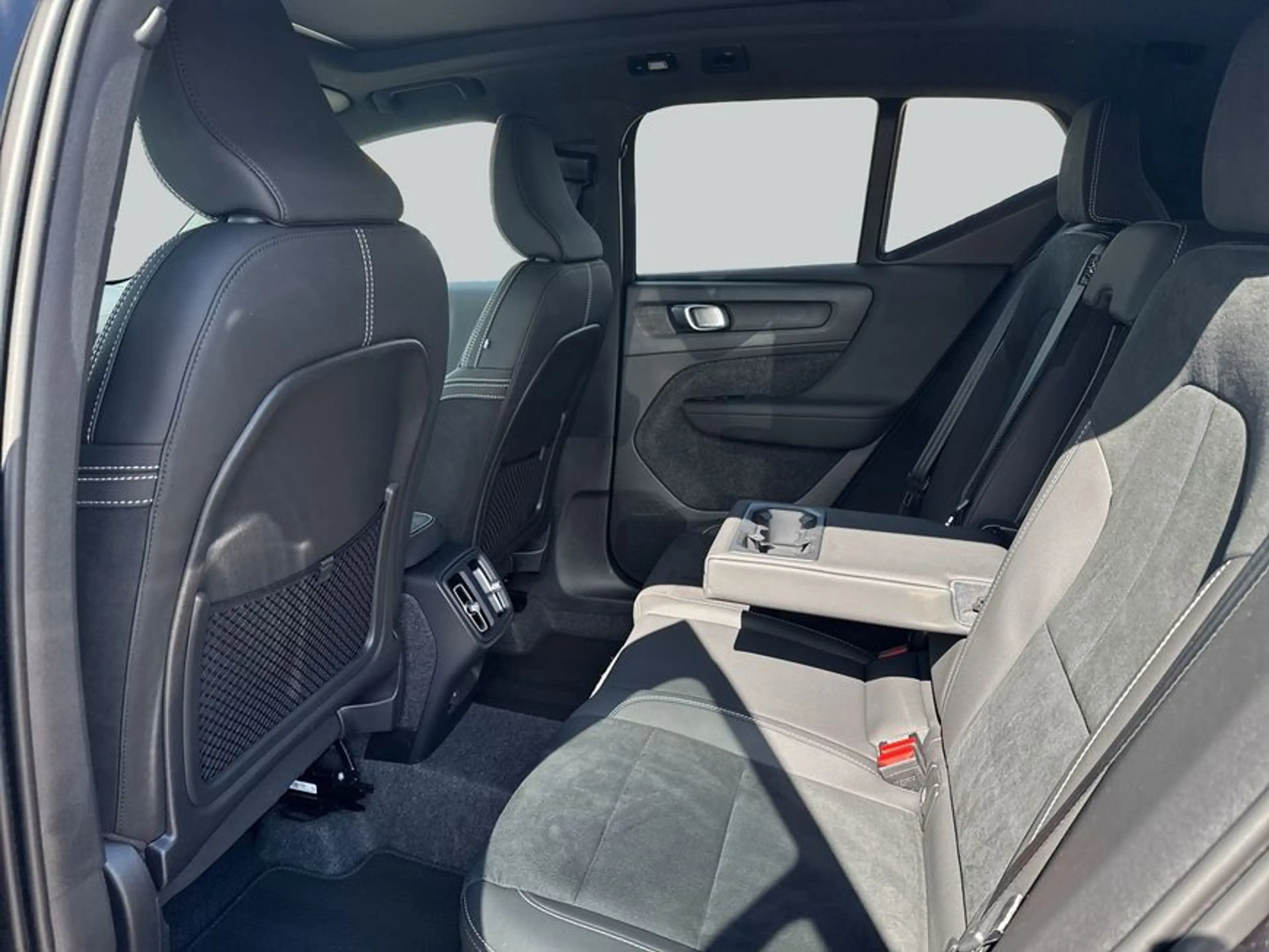 Volvo XC40 XC40 B3 B DKG Plus Black Edition — photo 11