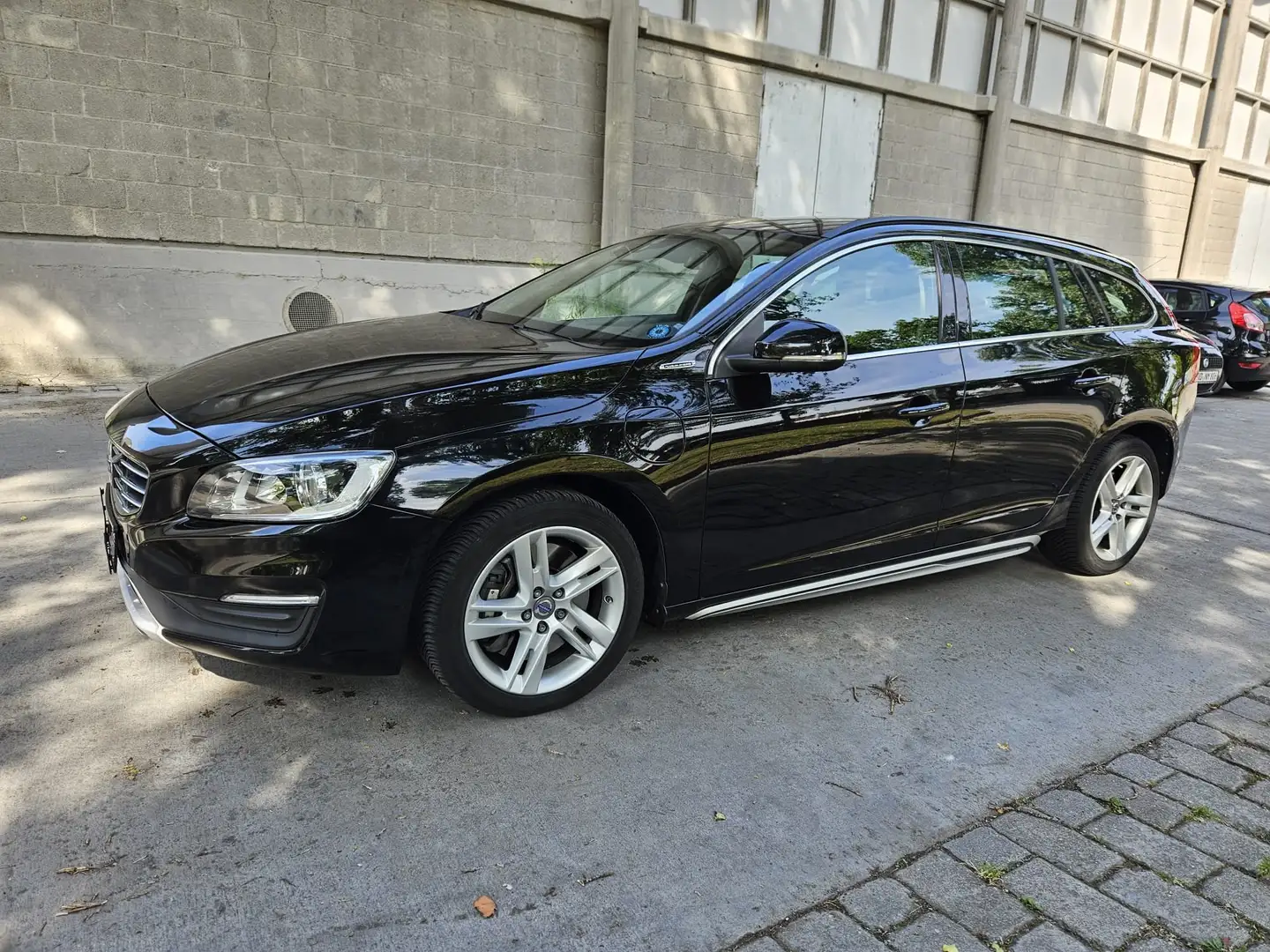 Volvo V60 Momentum AWD Elektro/Diesel Top Angebot! Schwarz - 2
