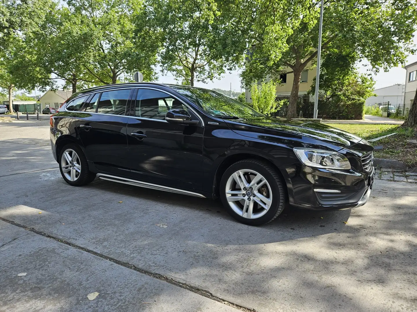 Volvo V60 Momentum AWD Elektro/Diesel Top Angebot! Schwarz - 1