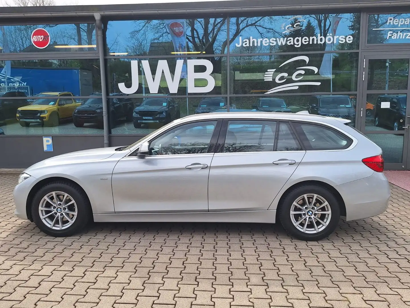 BMW 318 d Touring Aut. Luxury Line LED 1.Hand Np54t€ Silber - 1