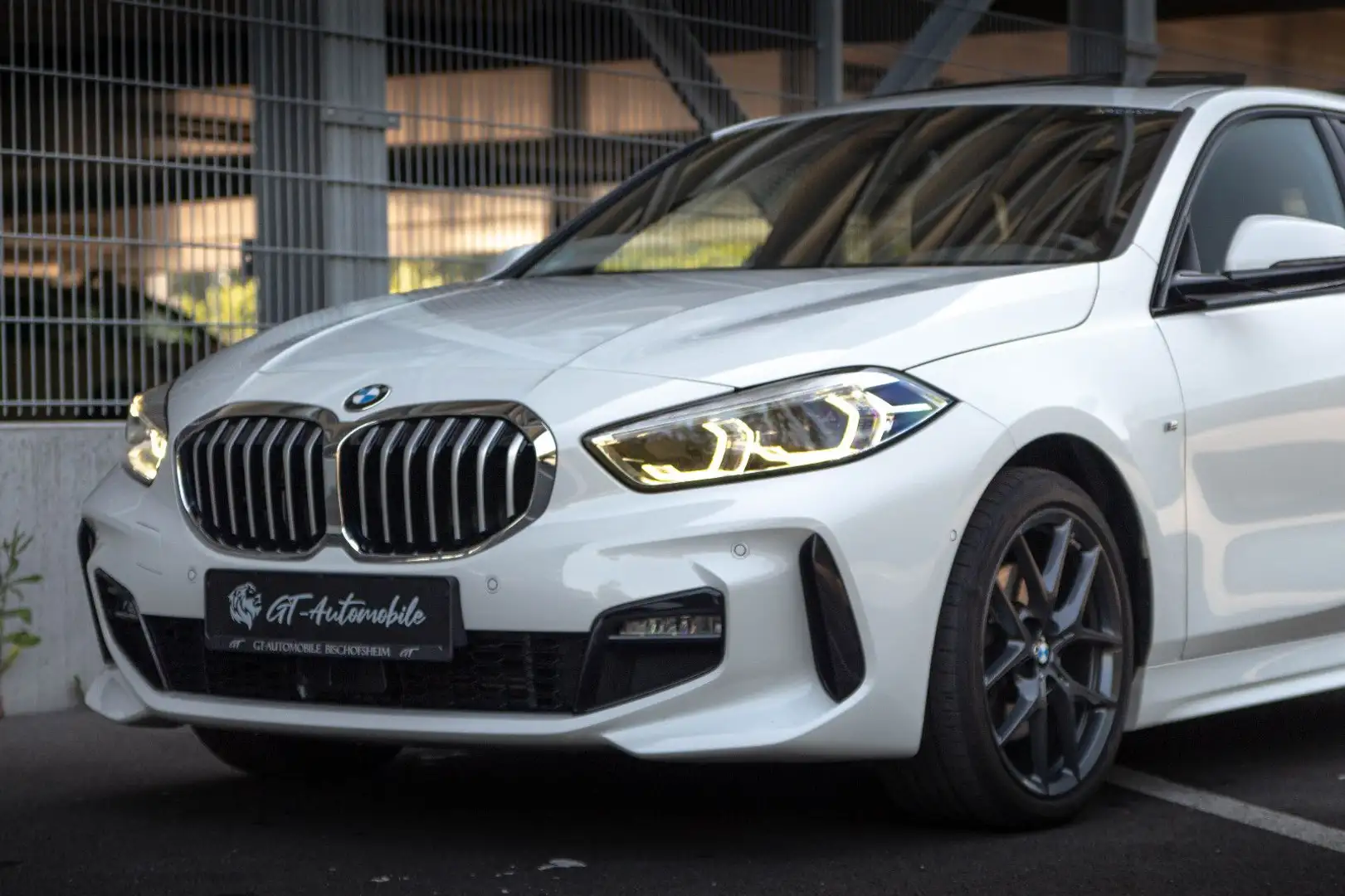 BMW 118 i Lim.*M Sport*PANO*KAM*U-FREI*MOCCA BROWN! Weiß - 2
