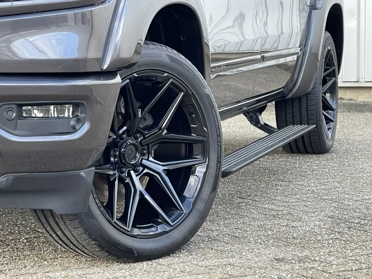 Dodge RAM 1500 pick up 4x4 Crew Cab Limited Night LPG Gris - 2