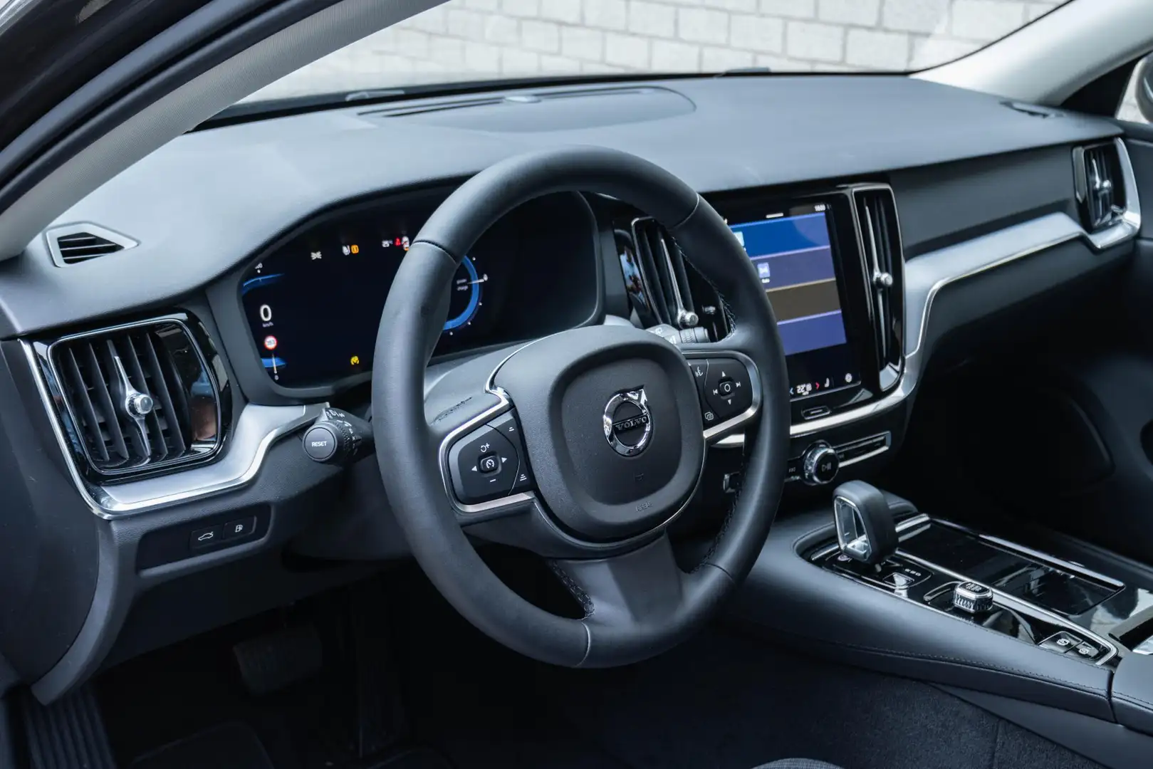 Volvo V60 T6 Recharge AWD Essential Edition | Long Range | G Grijs - 2