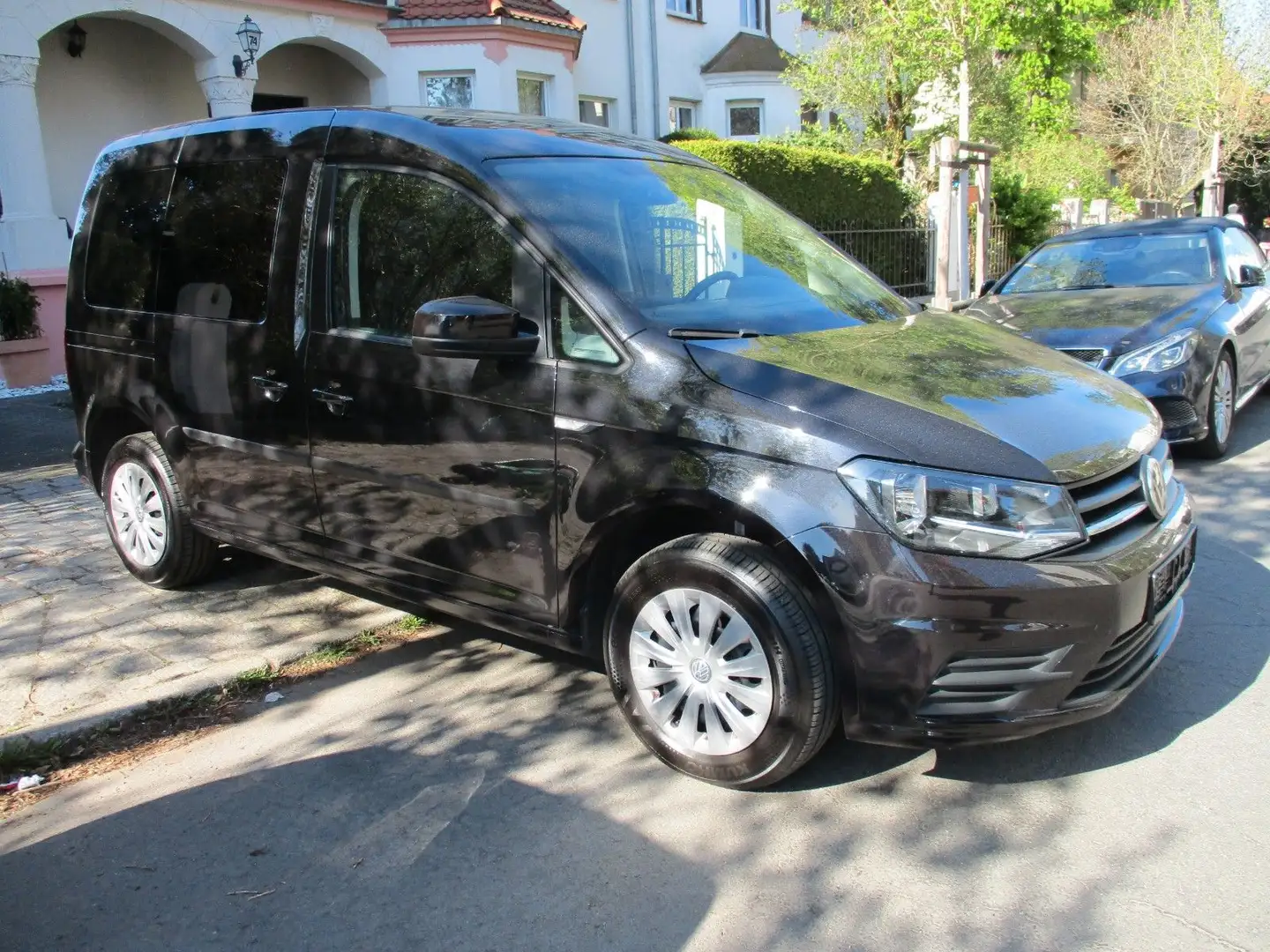 Volkswagen Caddy Life DSG **SHZ/NAVI/5-SITZER/GARANTIE** Schwarz - 2