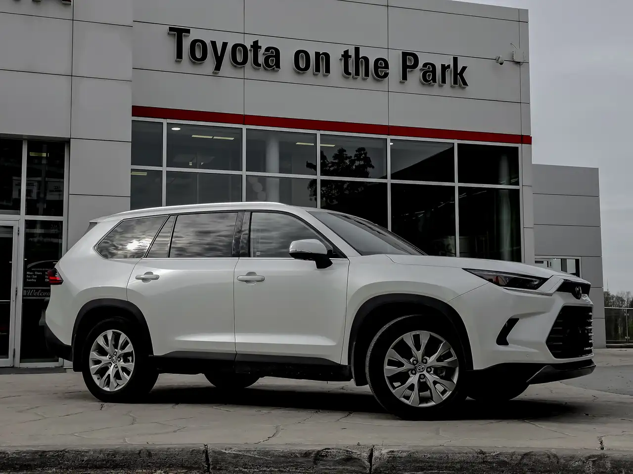 Toyota Grand Highlander снимка Toyota Grand Highlander