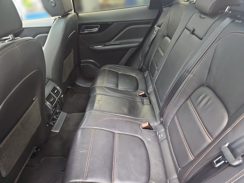 Jaguar F-Pace 20d AWD Prestige Aut. — photo 7