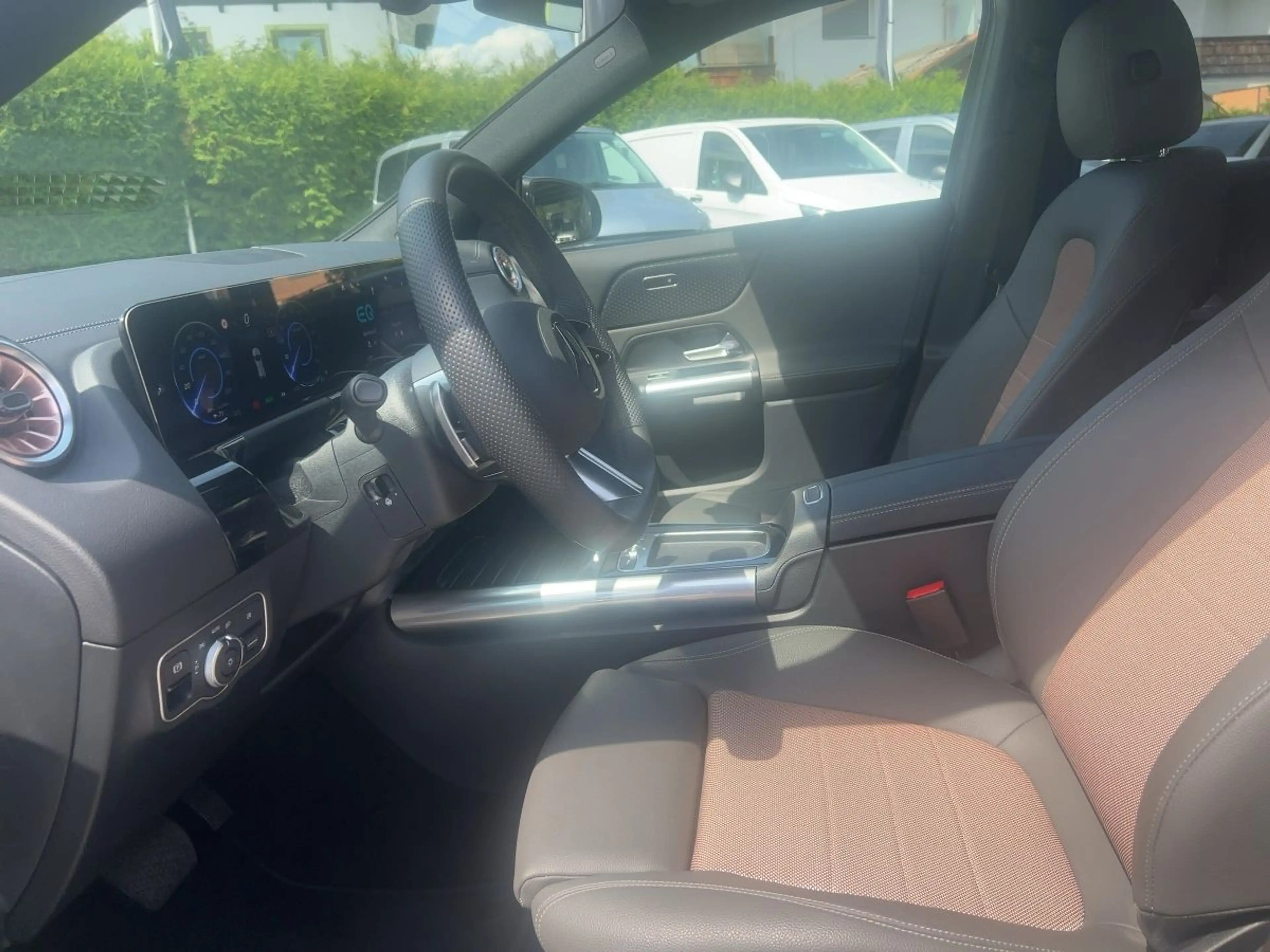 Mercedes-Benz EQA 300 4MATIC *KeyGo*Shz*LED*Ambi*MBUX*eHeck* — photo 6