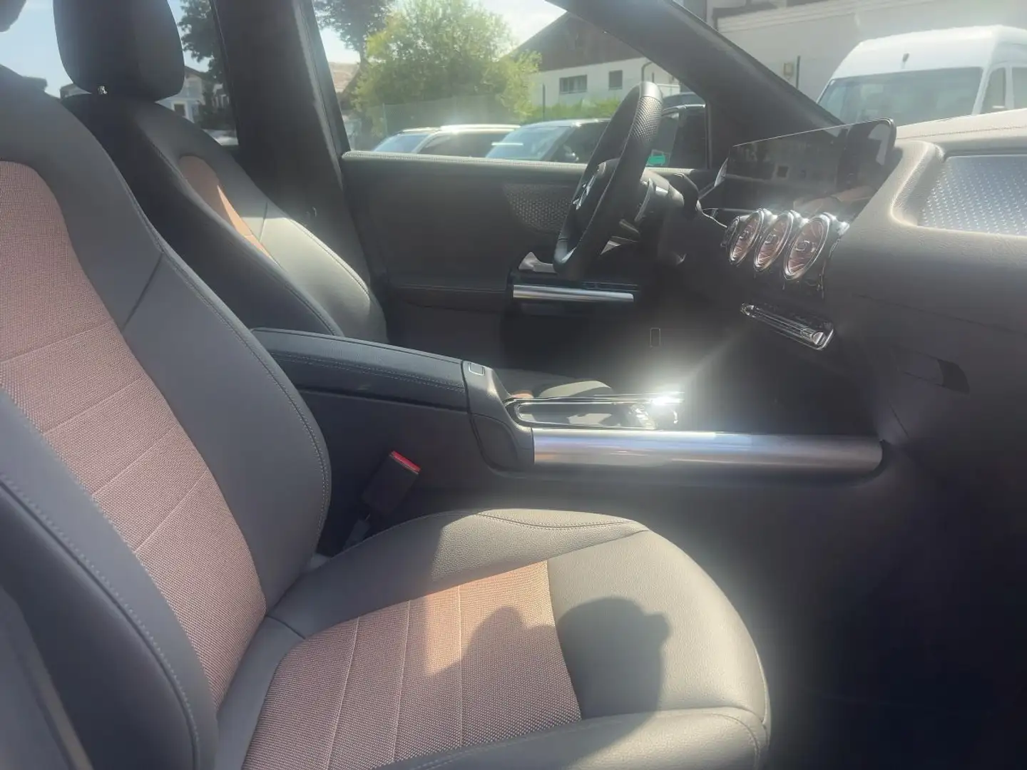 Mercedes-Benz EQA 300 4MATIC *KeyGo*Shz*LED*Ambi*MBUX*eHeck* Grau - 2