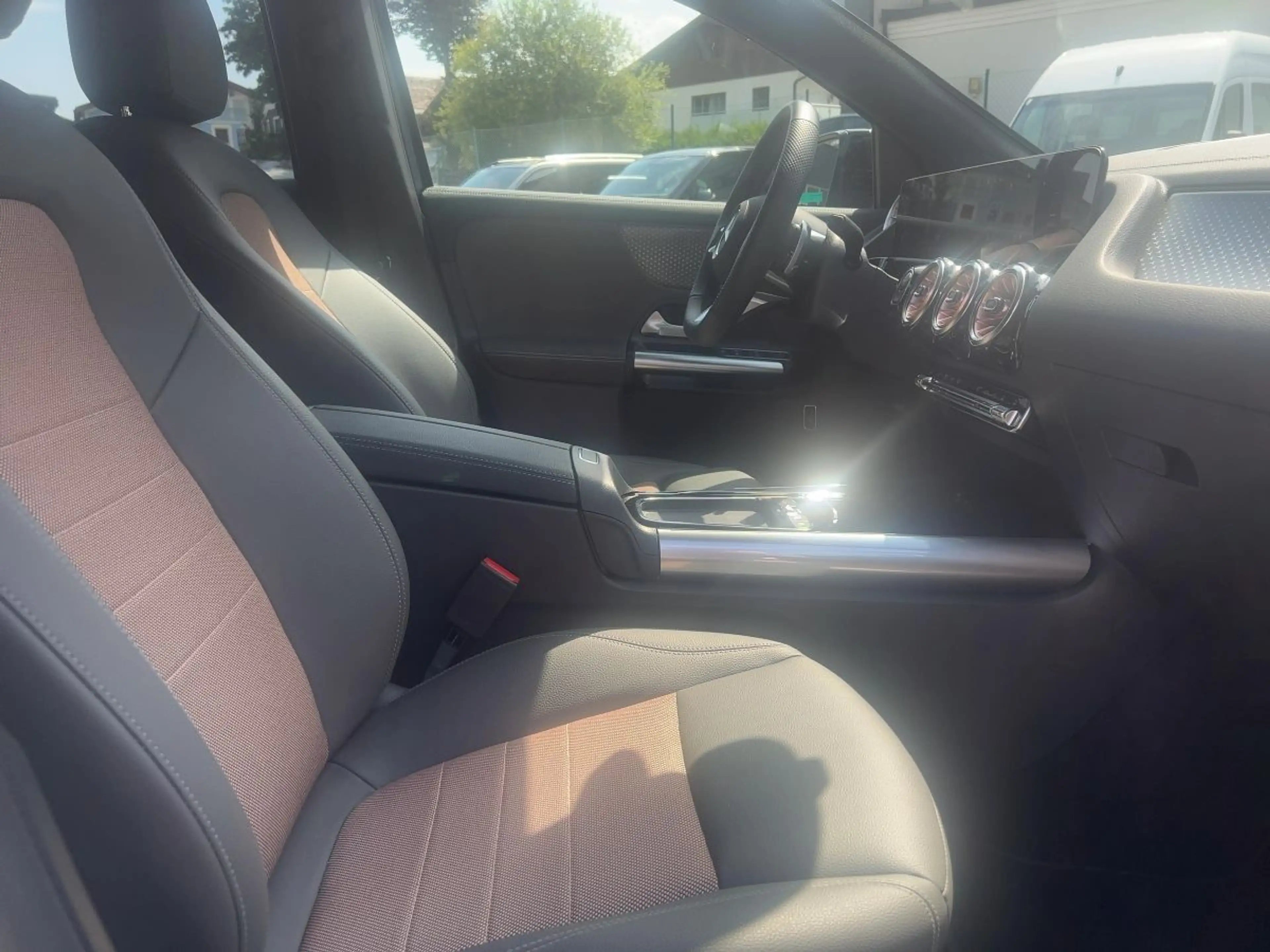 Mercedes-Benz EQA 300 4MATIC *KeyGo*Shz*LED*Ambi*MBUX*eHeck* — photo 2