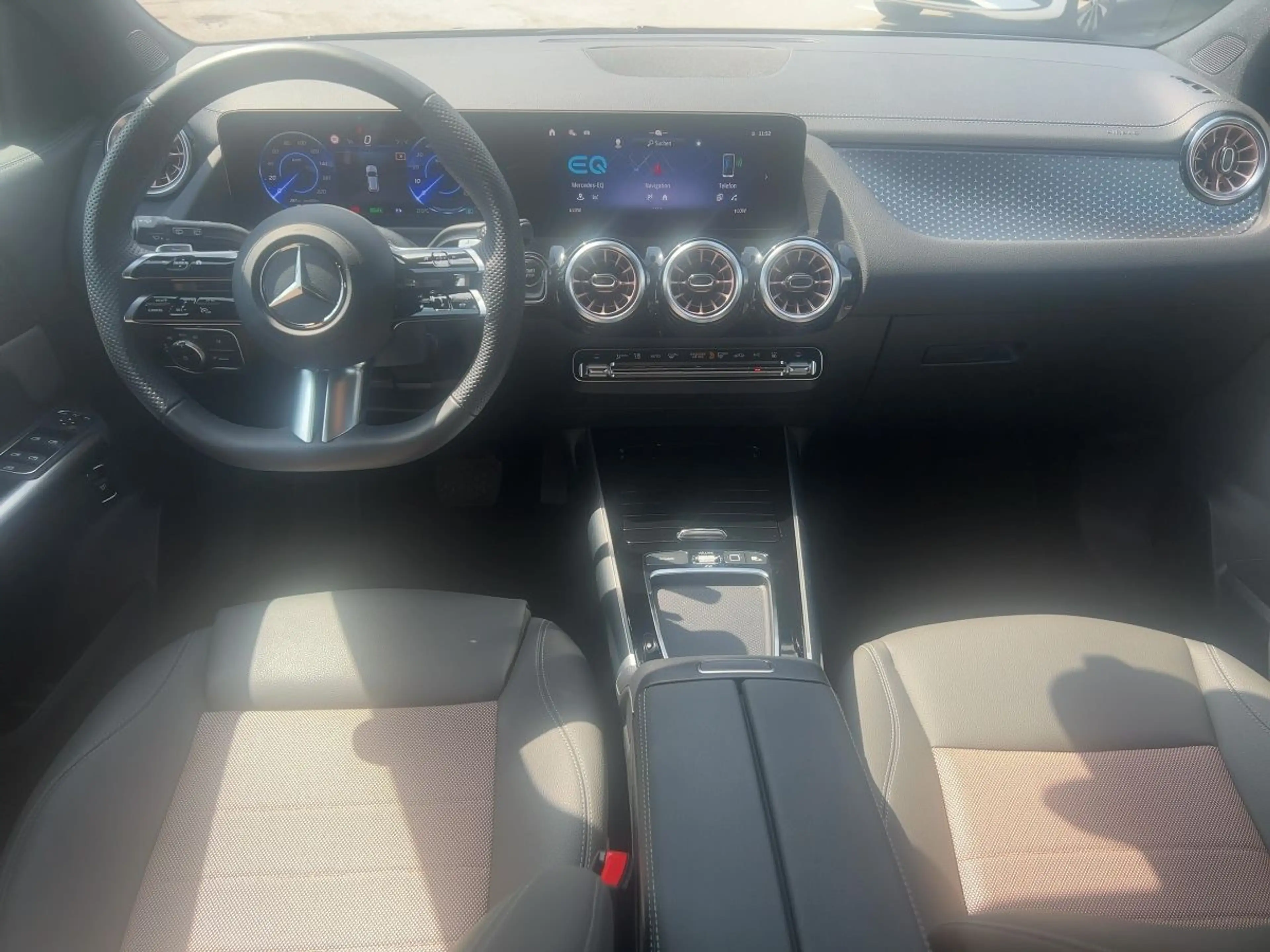 Mercedes-Benz EQA 300 4MATIC *KeyGo*Shz*LED*Ambi*MBUX*eHeck* — photo 4
