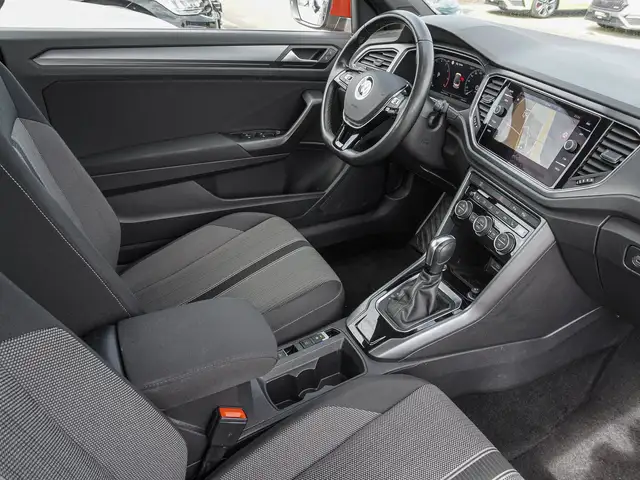 Volkswagen T-Roc view 8