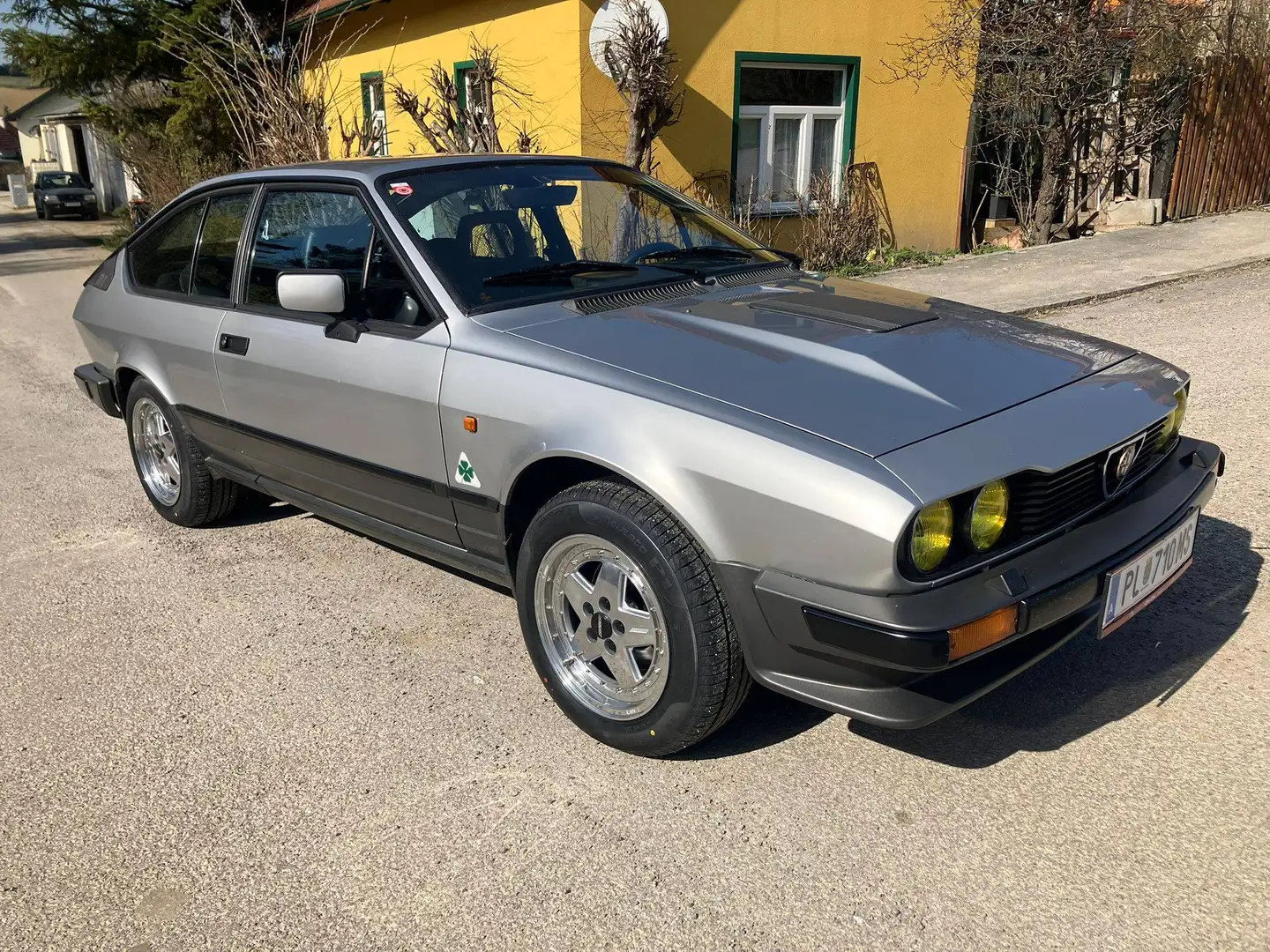 Alfa Romeo GTV GTV6 mit dem legendären 6 Zylinder Busso Motor! Grau - 1