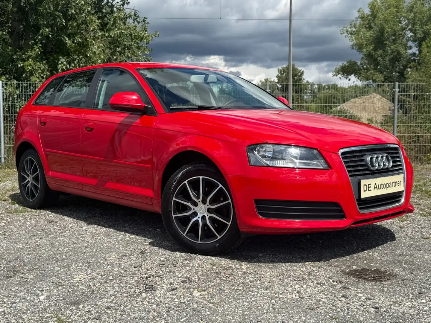 Audi A3 Sportback 1.6 Attraction*Automatik* TÜV 02/27 Rot - 2