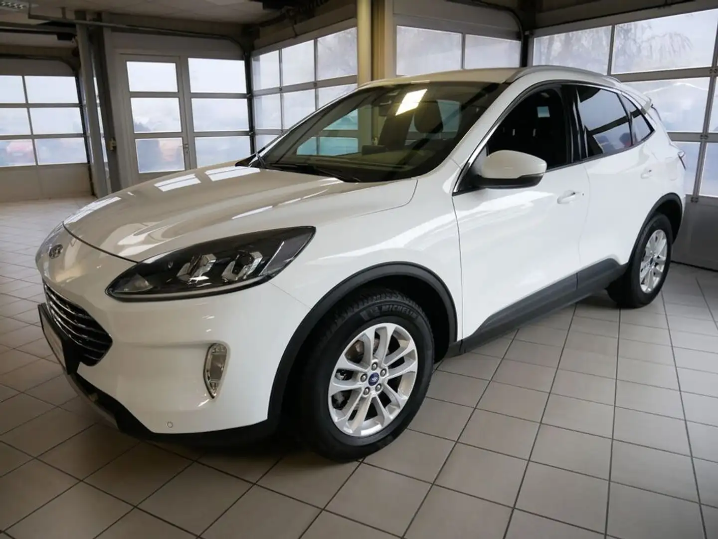 Ford Kuga 2,0 EcoBlue Titanium Aut. Weiß - 1
